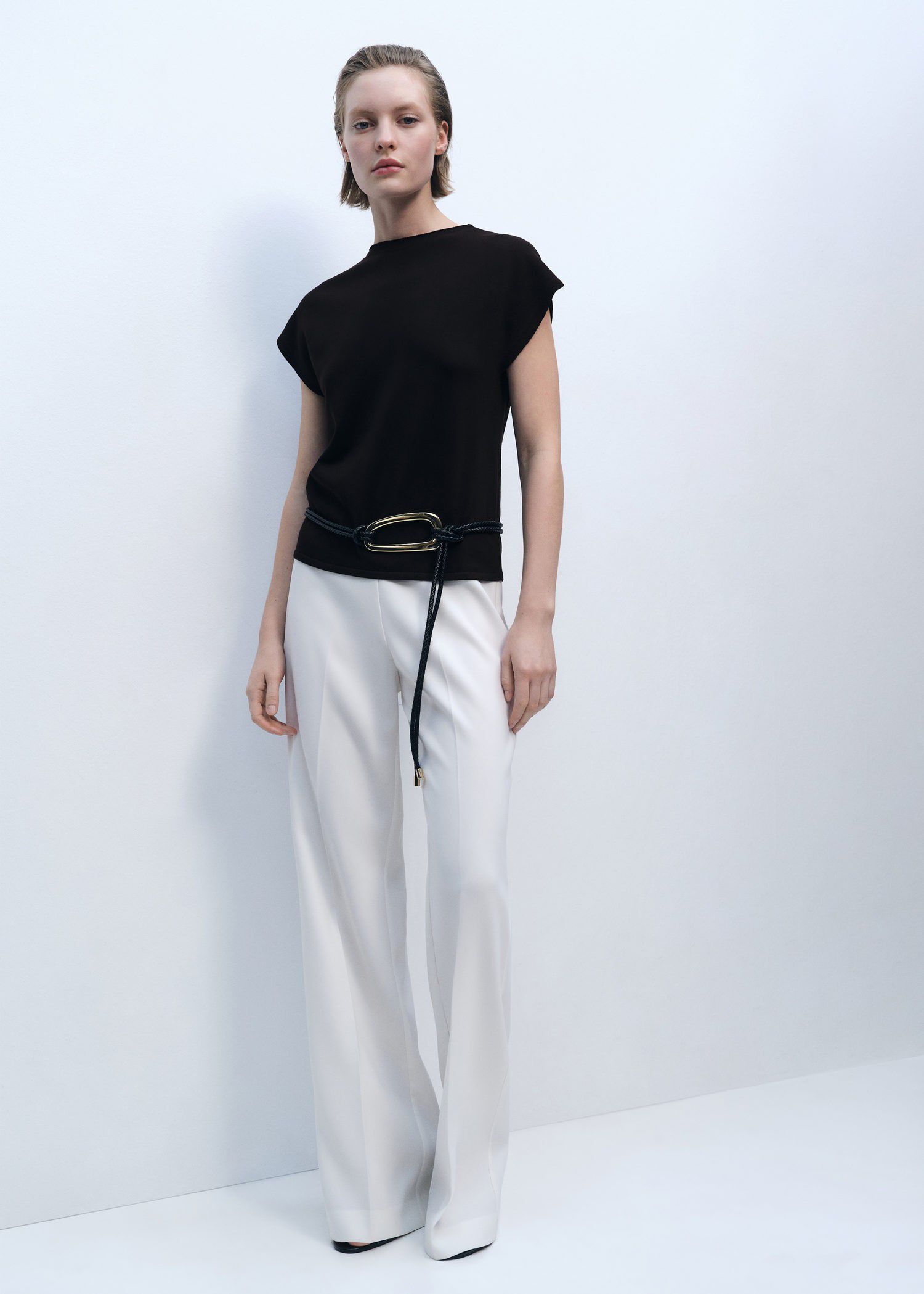 Sleeveless fine knit sweater