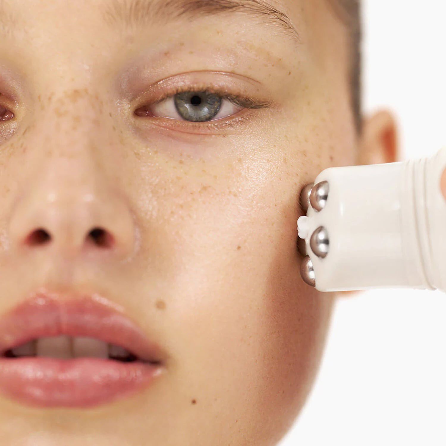 Face Sculpt - L&auml;tt gelfuktkr&auml;m med rullapplikator