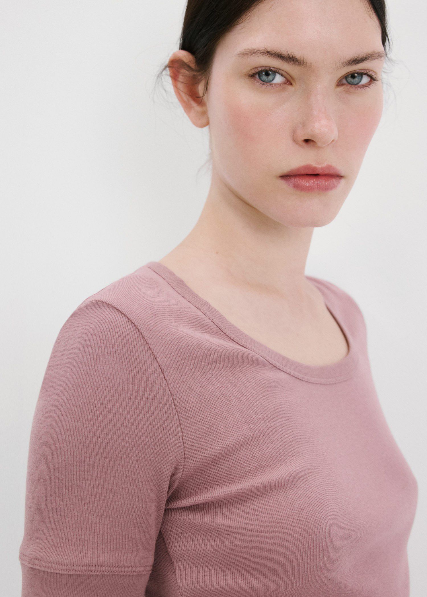 Short-sleeved fitted t-shirt