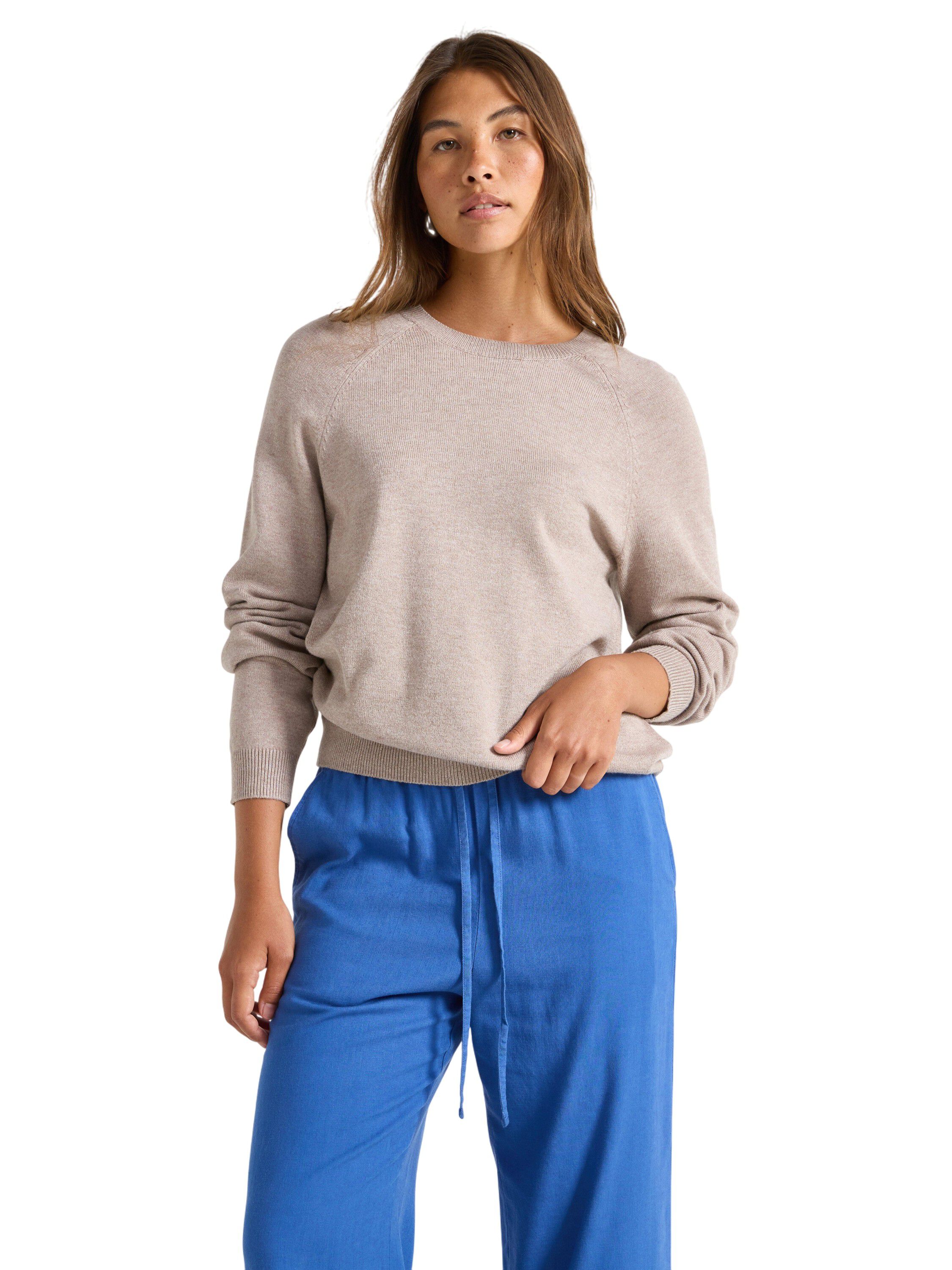 Fine-knitted jumper with a relaxed