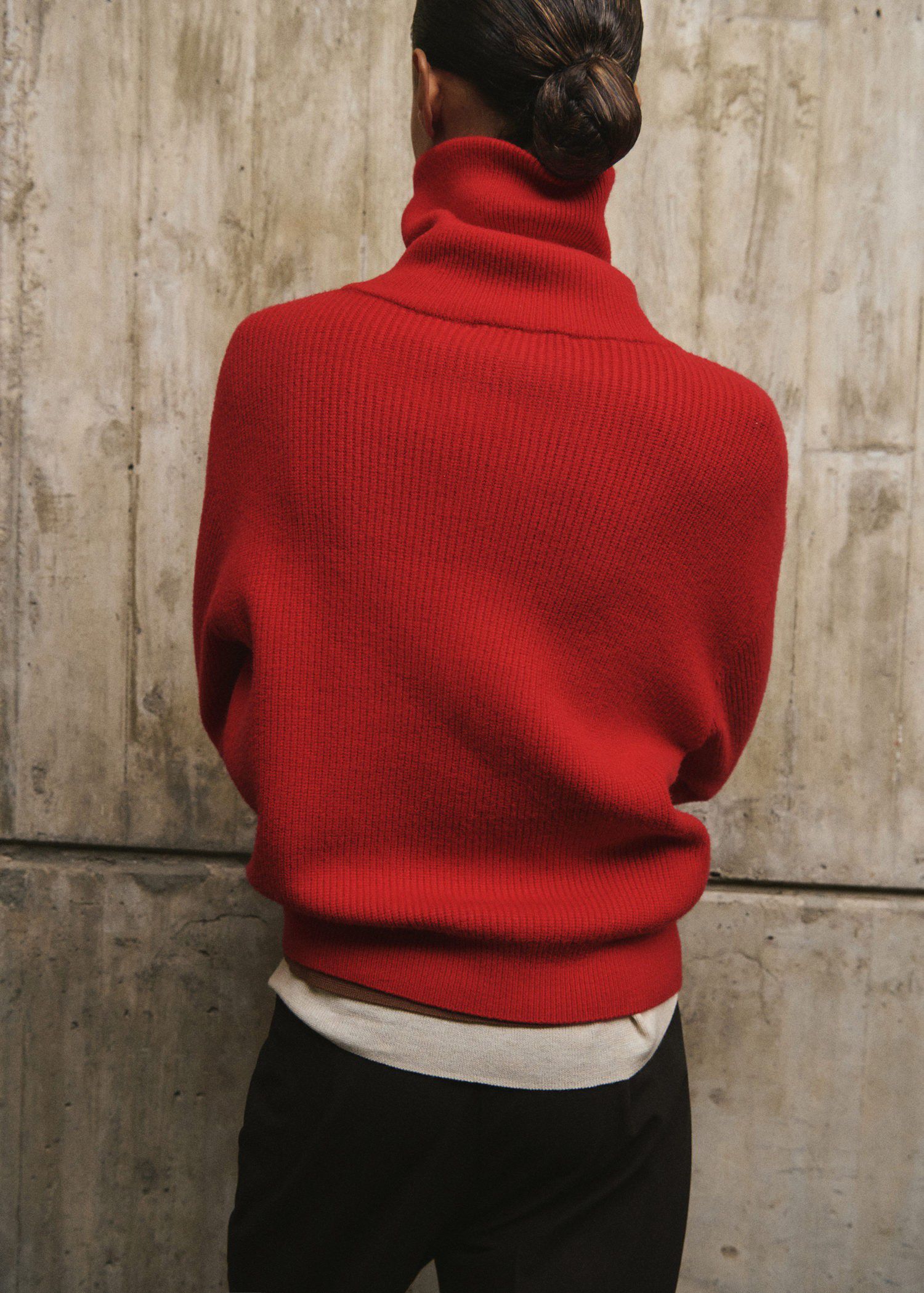 Sweater with contrasting zip collar