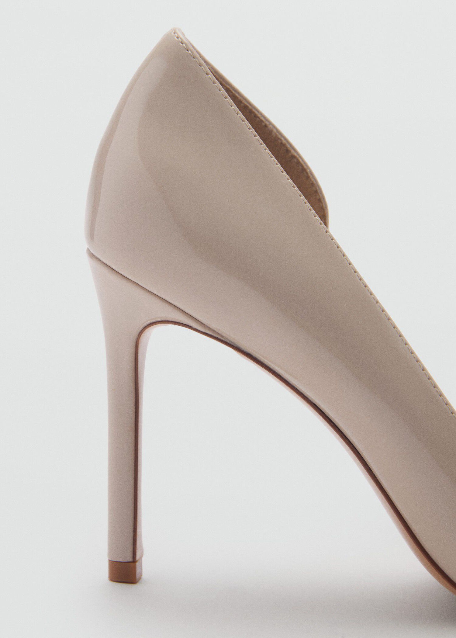 Asymmetrical heeled shoes