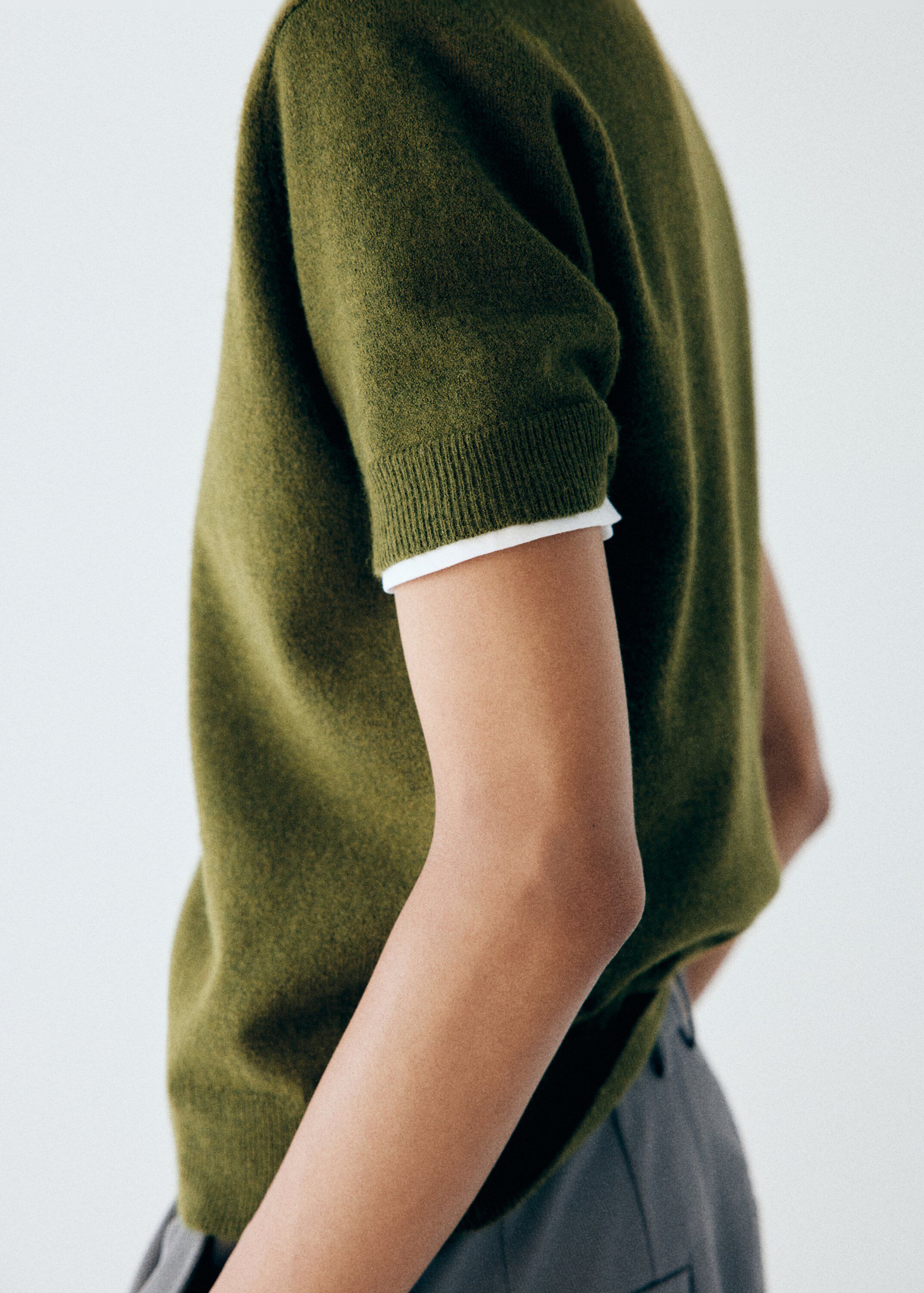 Short-sleeved knitted sweater