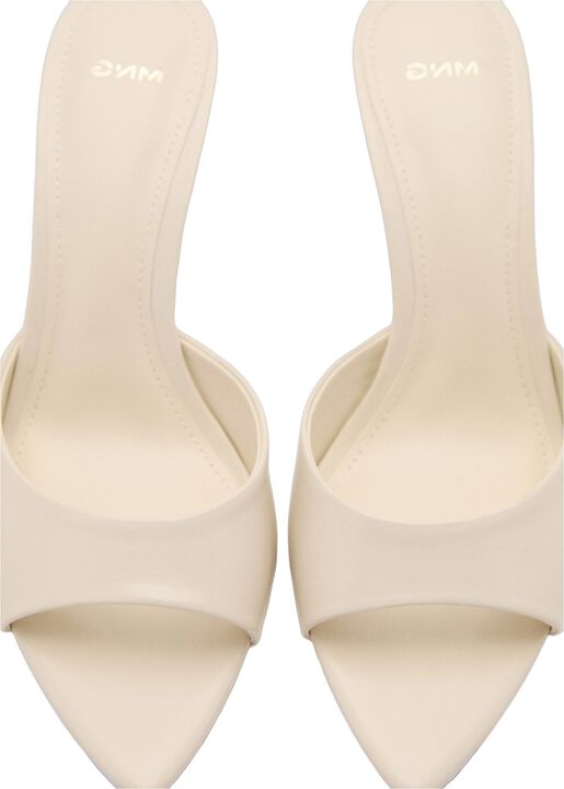 Open-toed heeled sandal with pointe