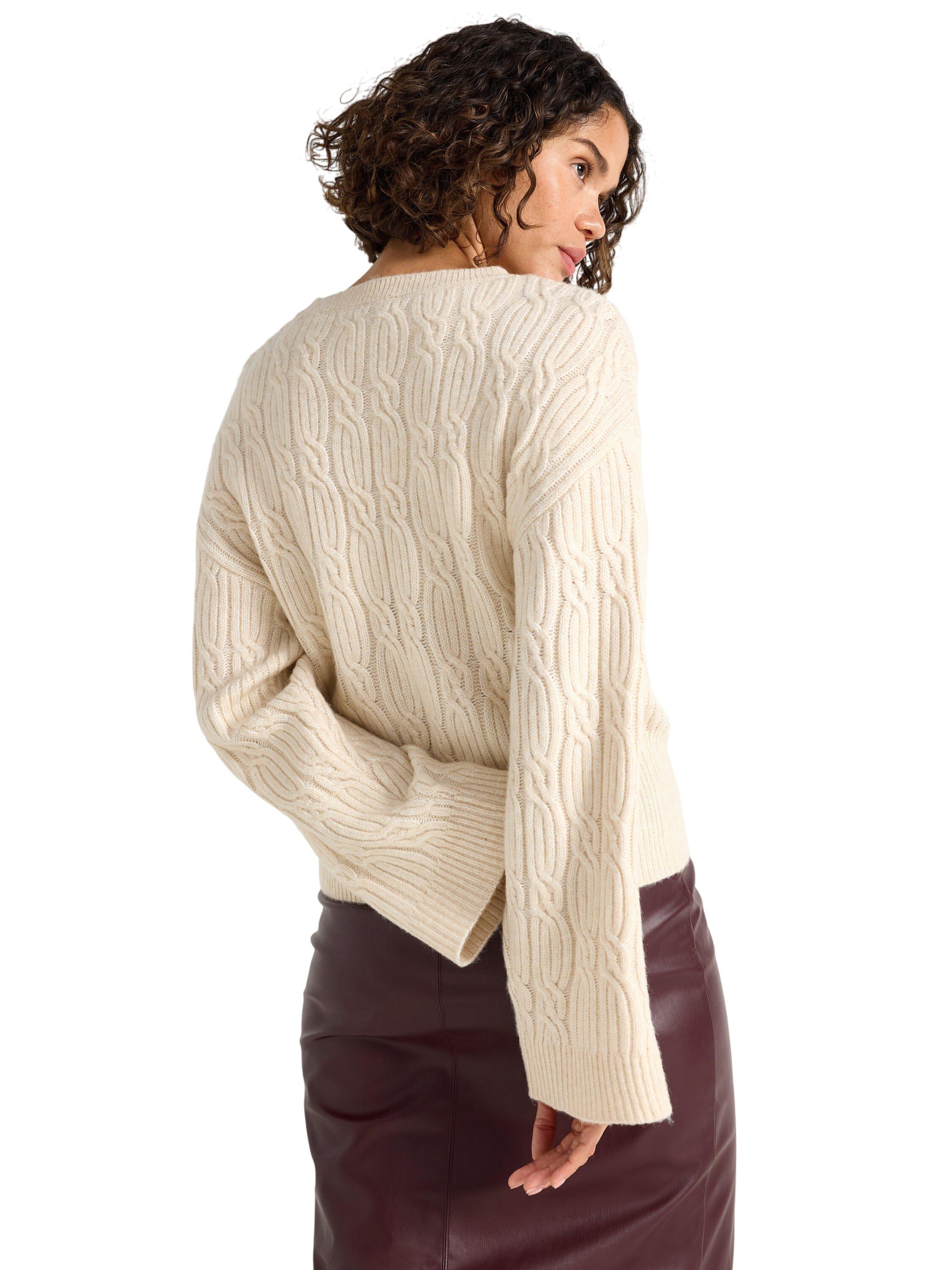 M&ouml;nsterstickad tr&ouml;ja med vida &auml;r