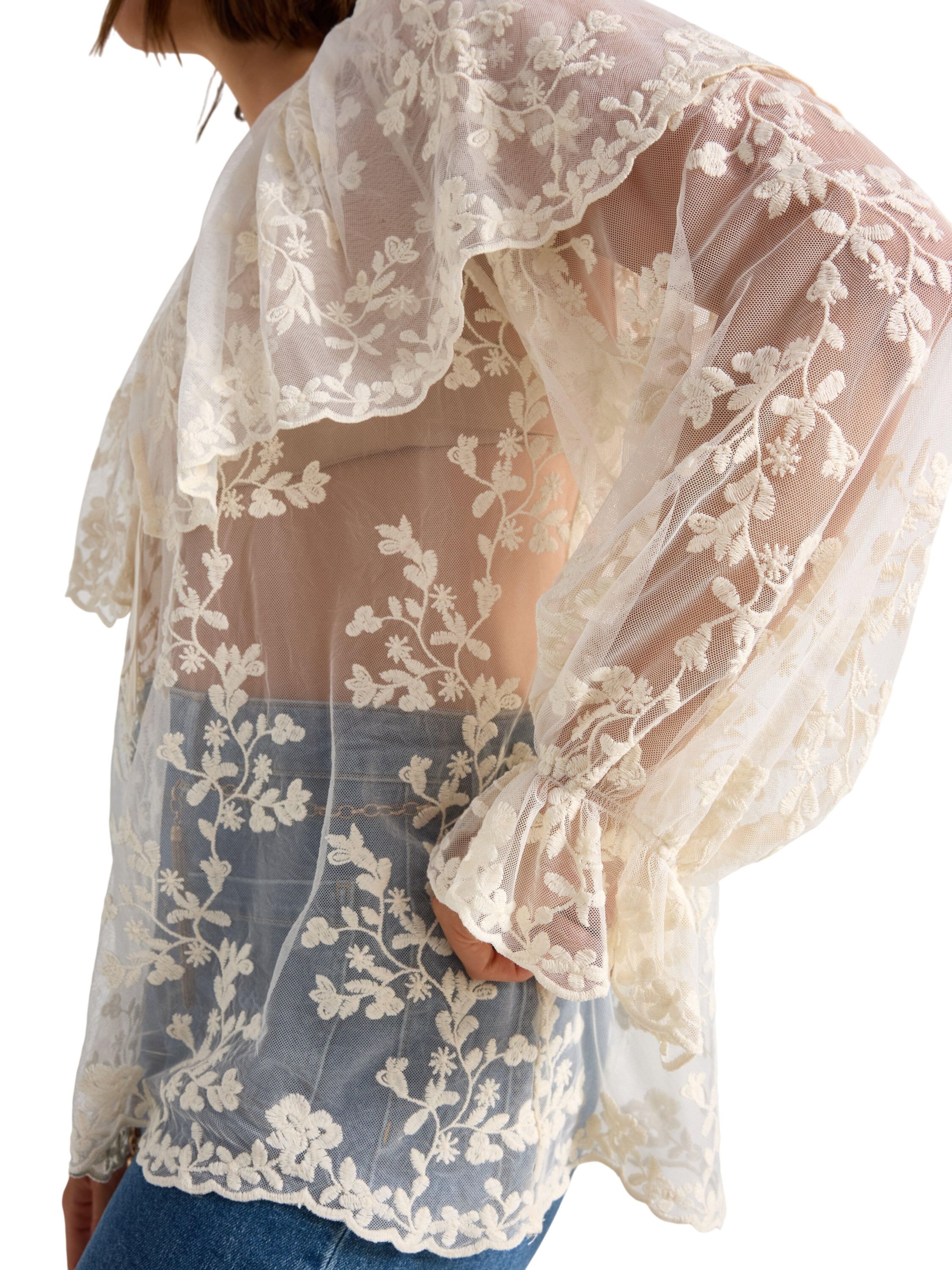 Sleeveless blouse in lace and mesh.