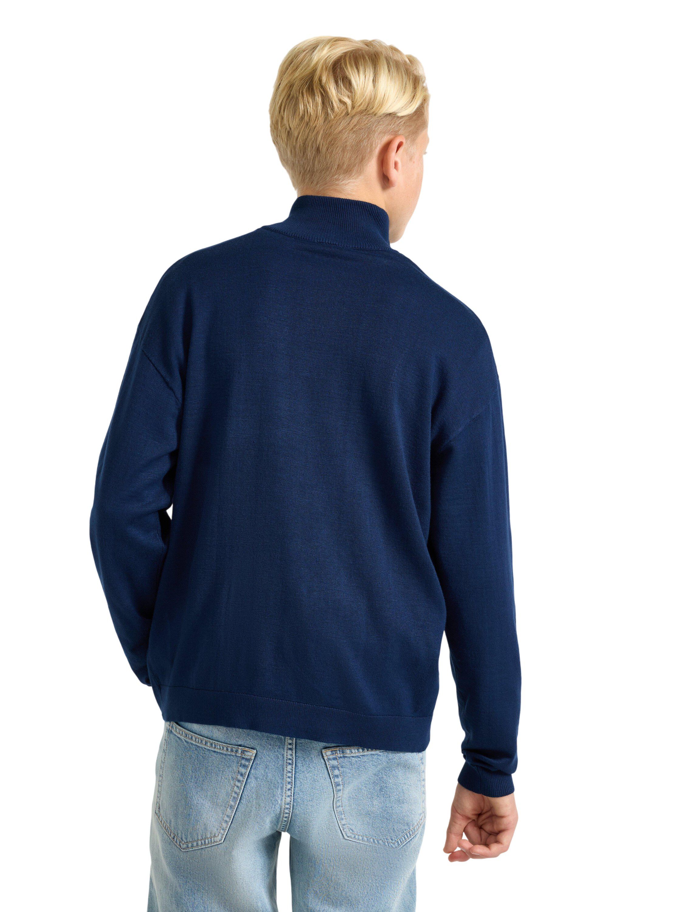 Soft knitted jumper with half-zip t