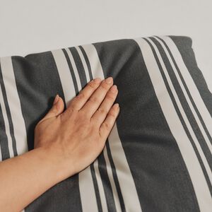 Fossflakes utomhuskudde 50x50 cm. M&ouml;rkbl&aring; randig