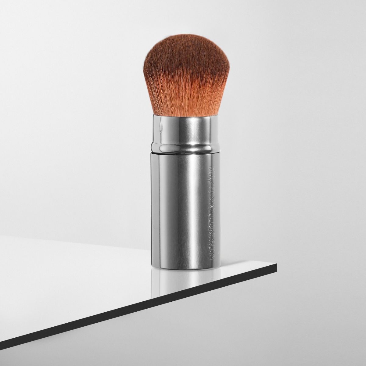 RETRACTABLE MAGIC POWDER BRUSH