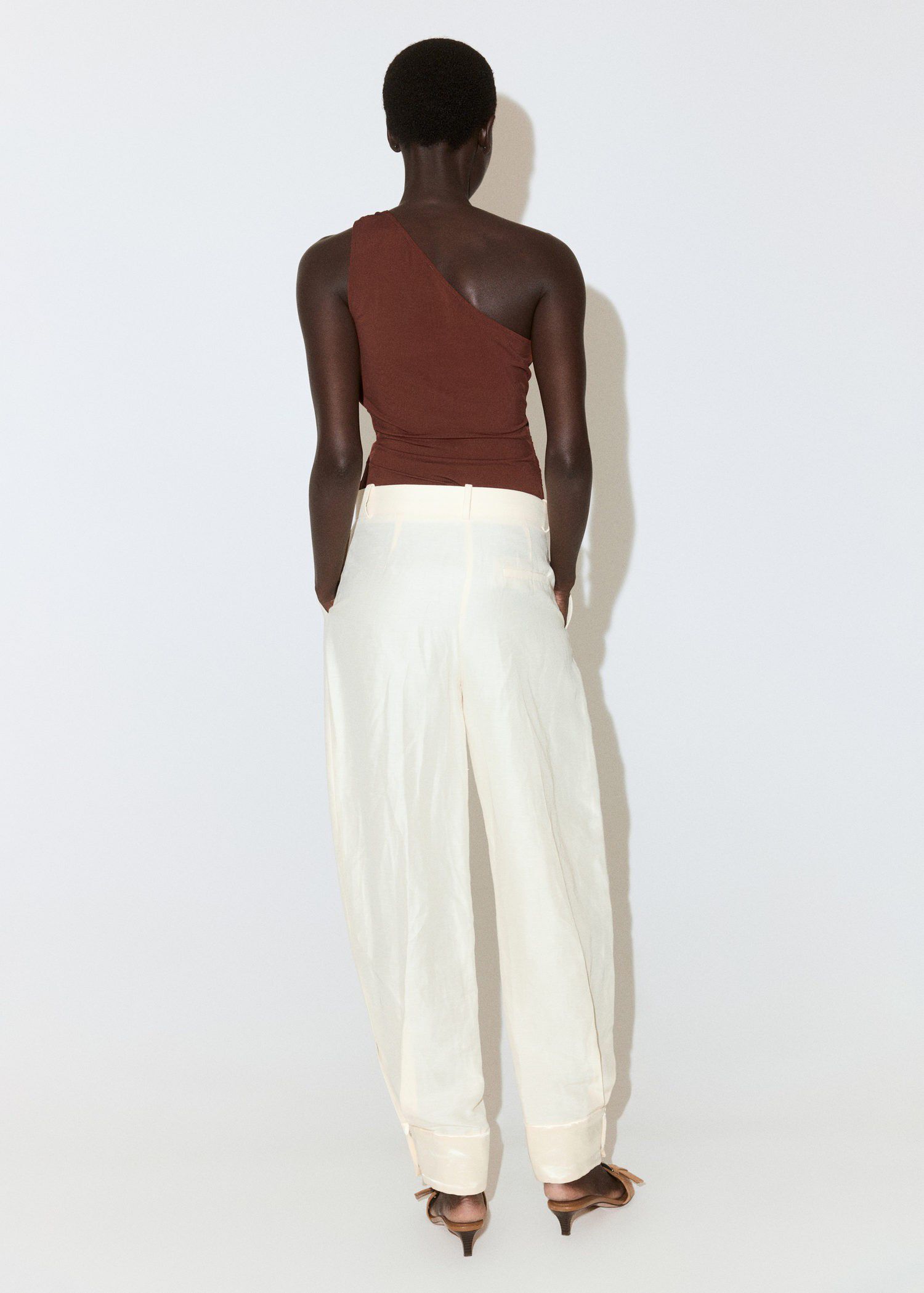 Asymmetric appliqu&eacute; top