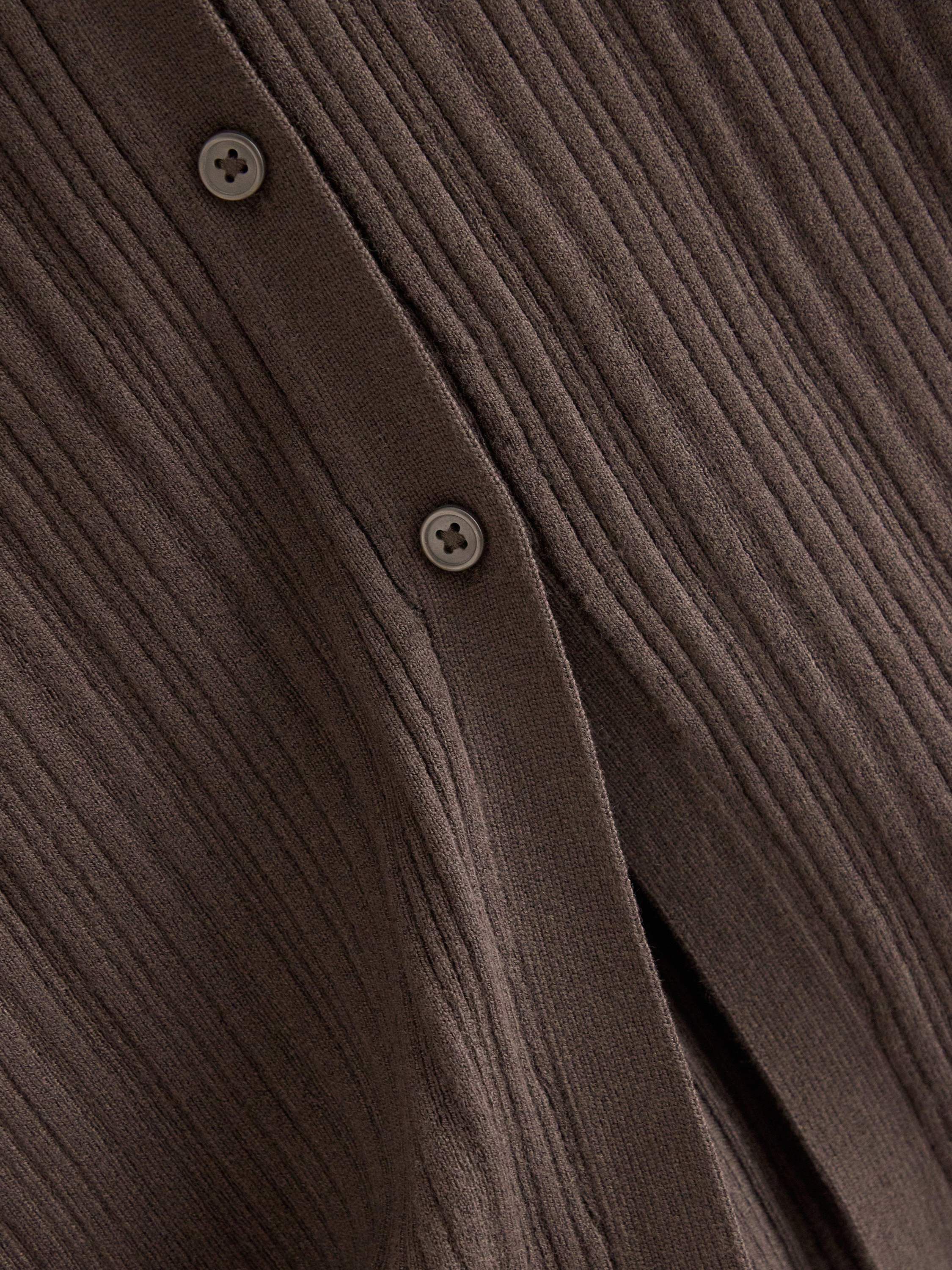 Tynn, ribbestrikket cardigan med v-