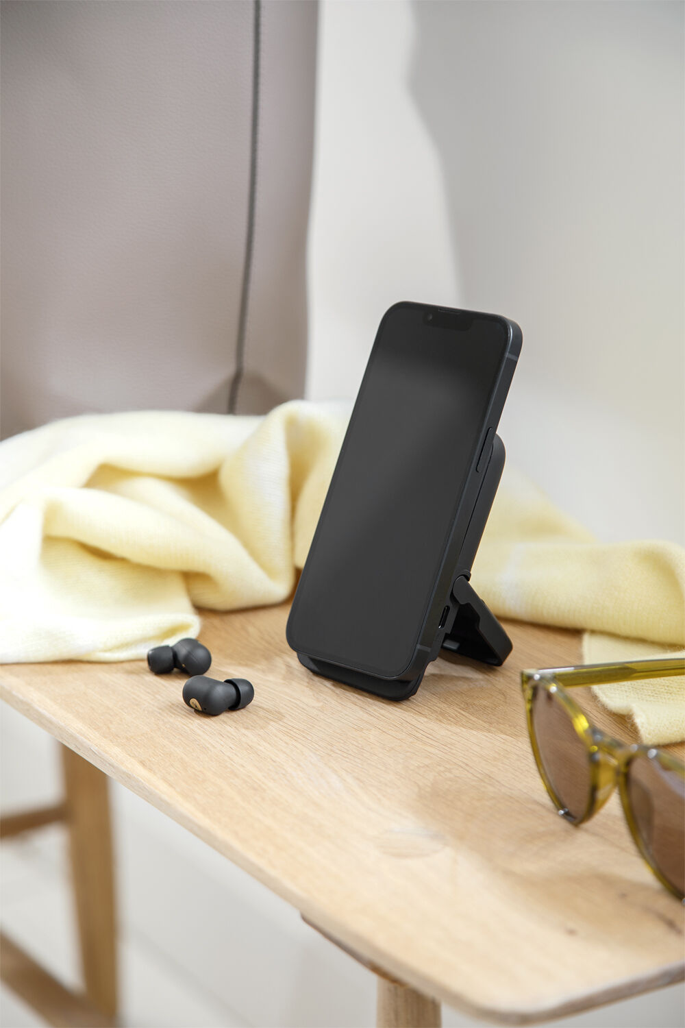 toCHARGE GO In-ear h&ouml;rlurar, tr&aring;dl&ouml;s laddning och powerbank