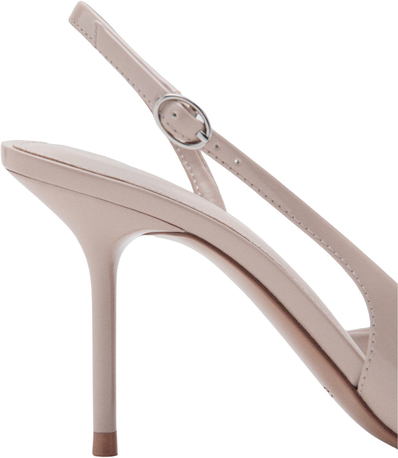 High-heeled shoes with pointed toe