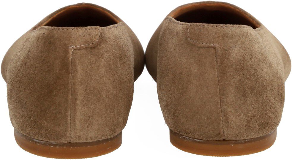 Ballerina med centreret dekorativ stikningsdetalje