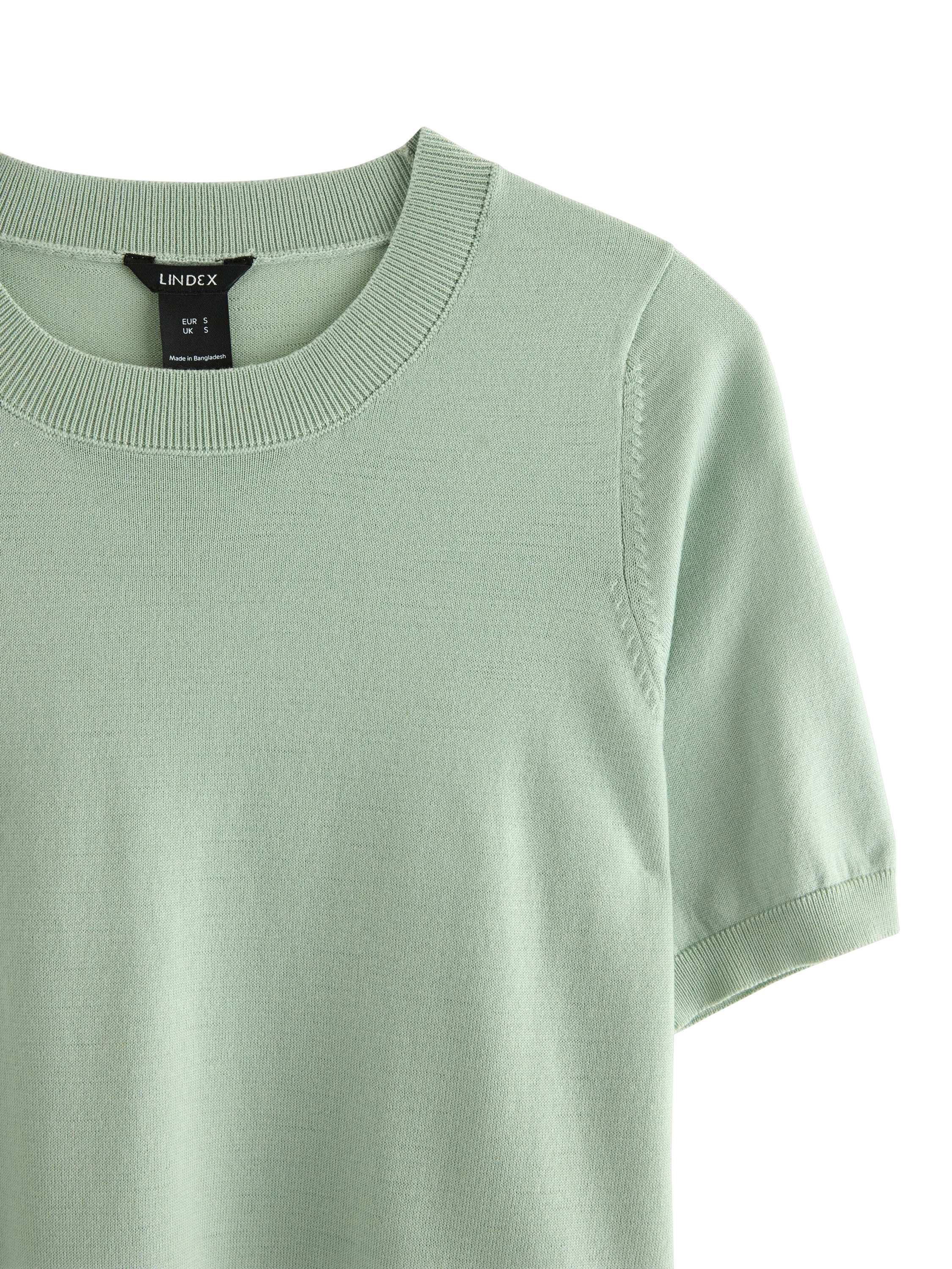 Fine-knitted top with round necklin