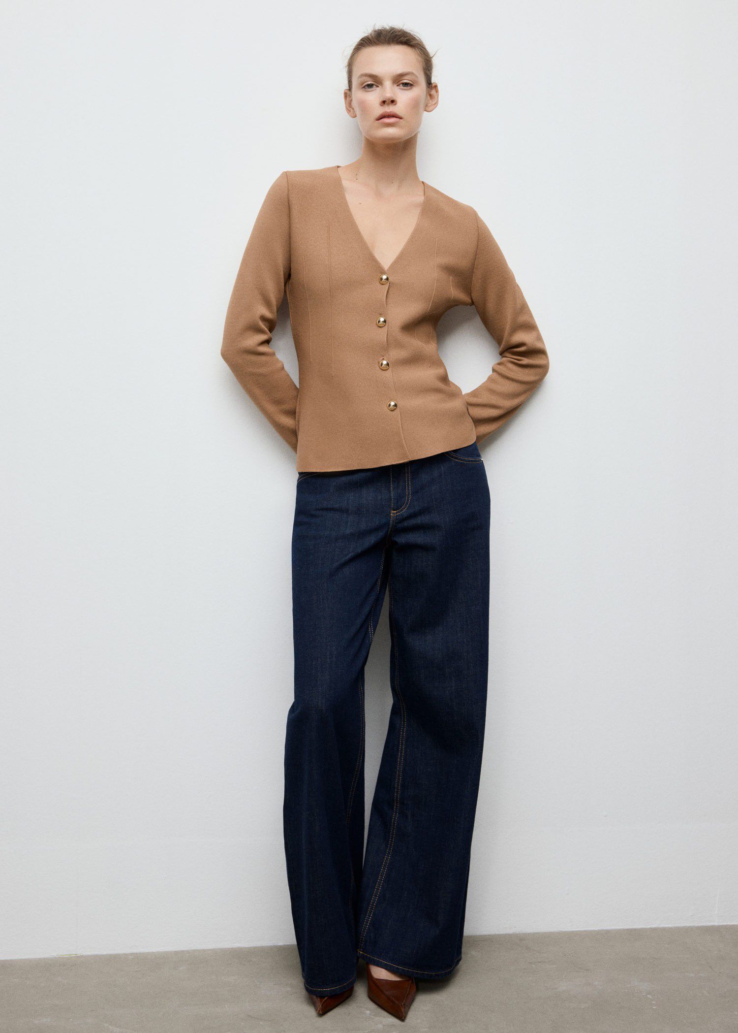 Fitted knitted jacket with buttons