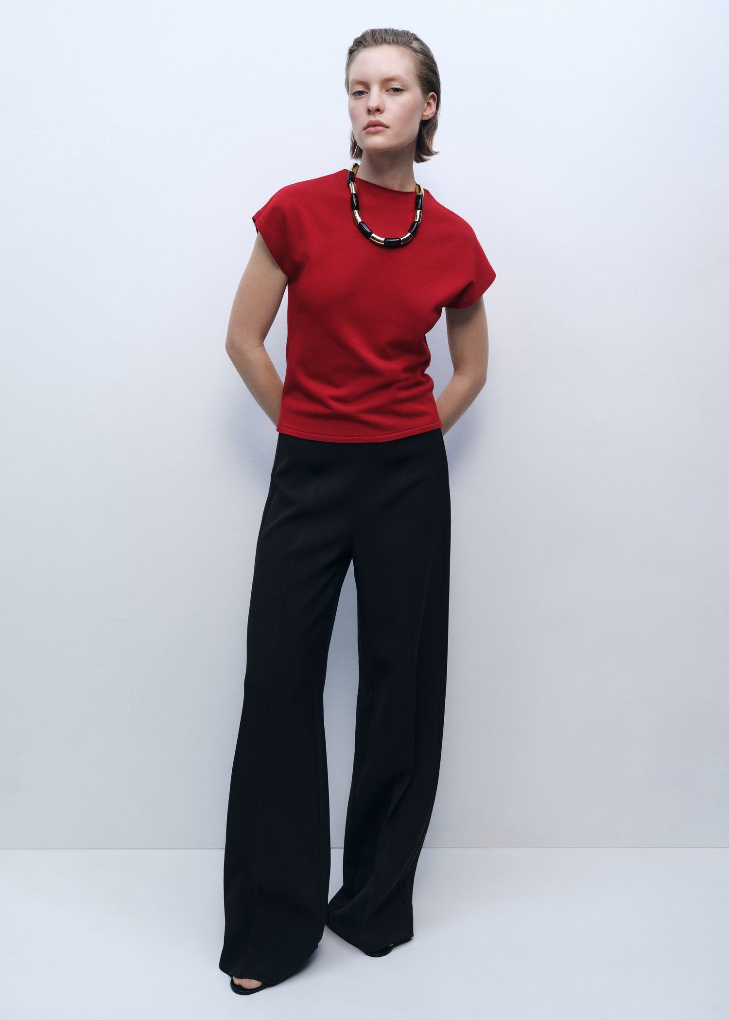 Sleeveless fine knit sweater