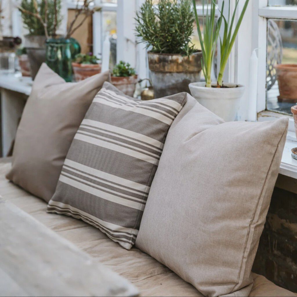 Fossflakes utomhuskudde 50x50 cm. Gr&aring; randig