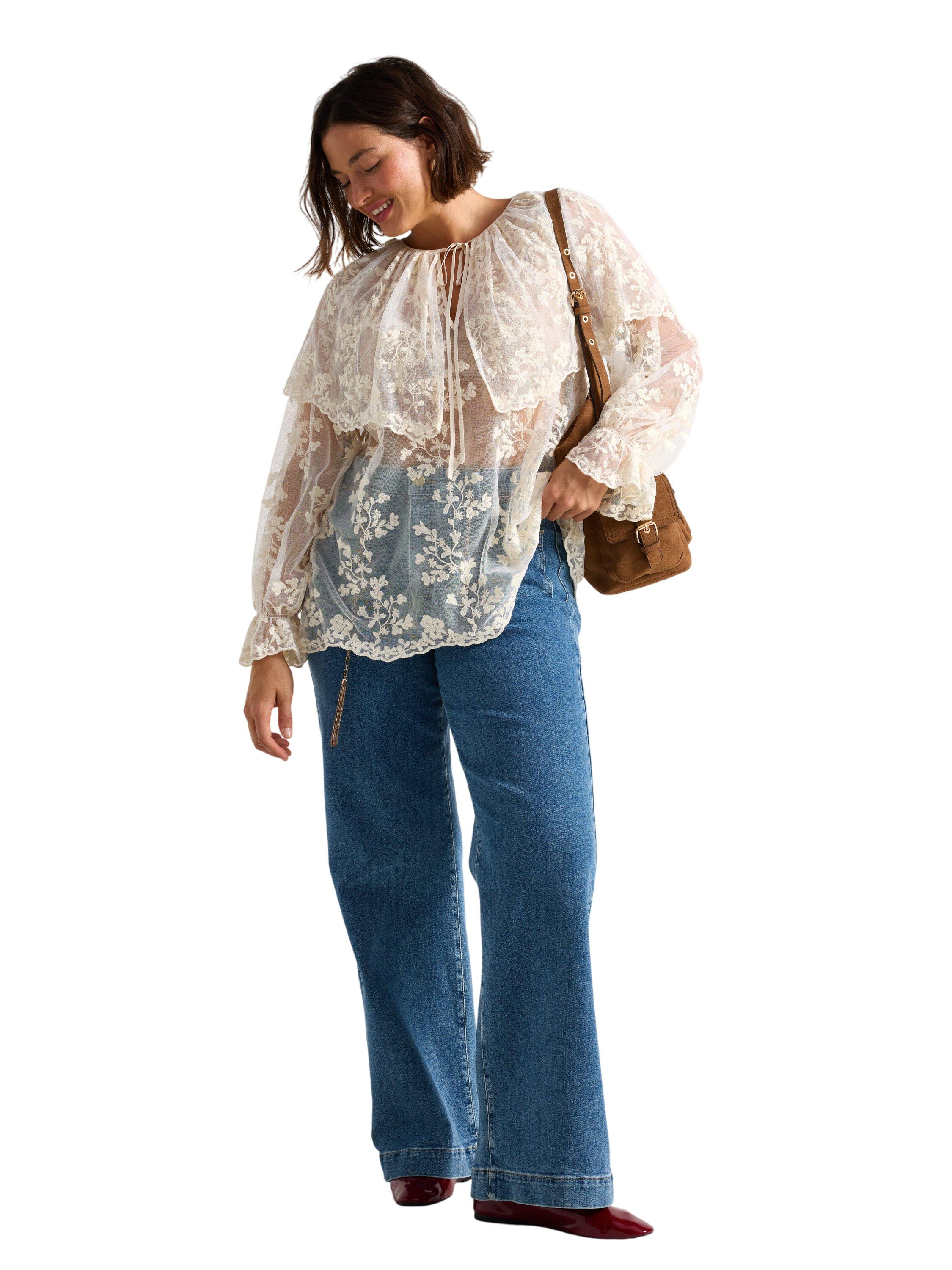 Sleeveless blouse in lace and mesh.