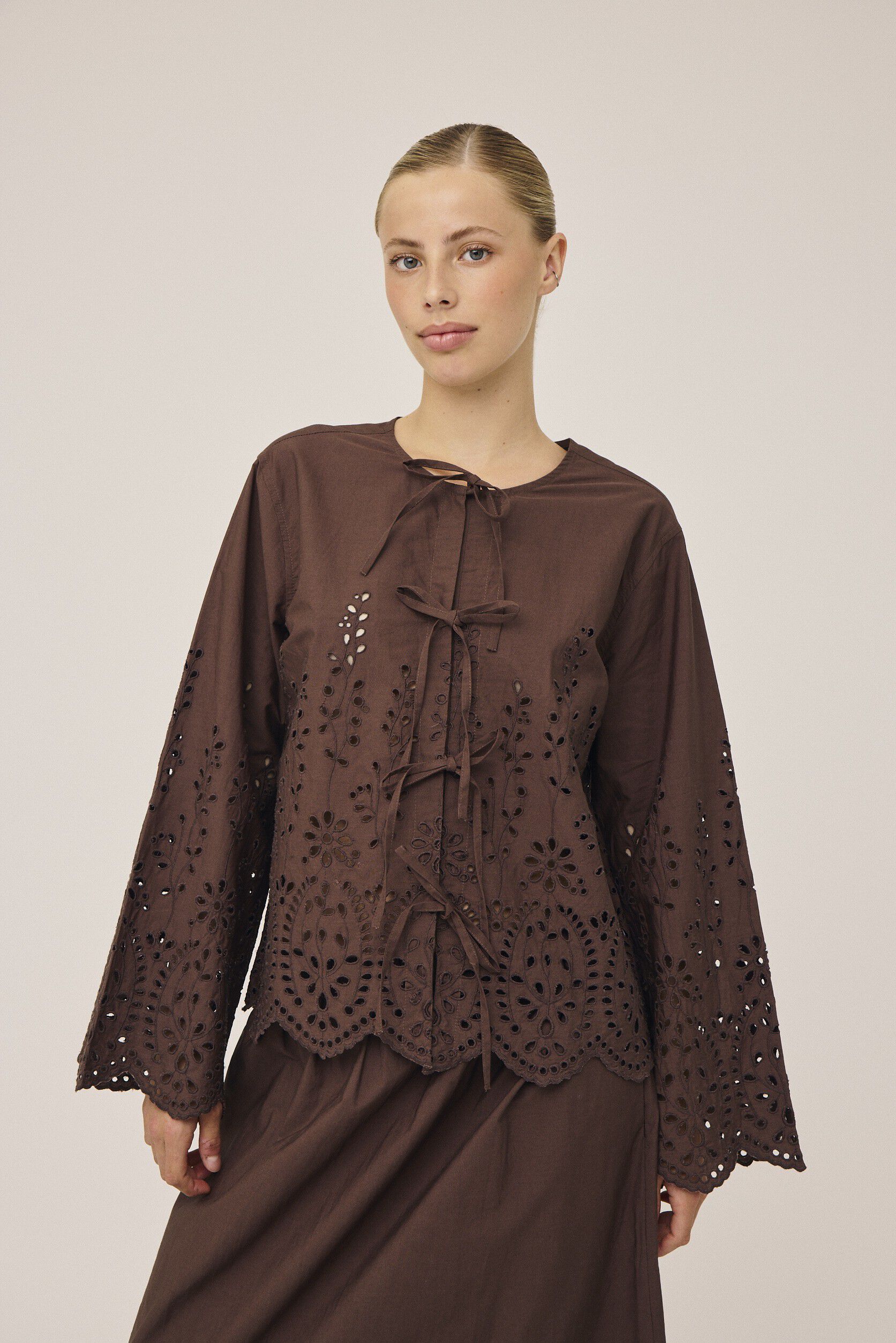 Asta 20 Lang&aelig;rmede bluse med bindedetalje - 100% &Atilde;kologisk bomuld GOT