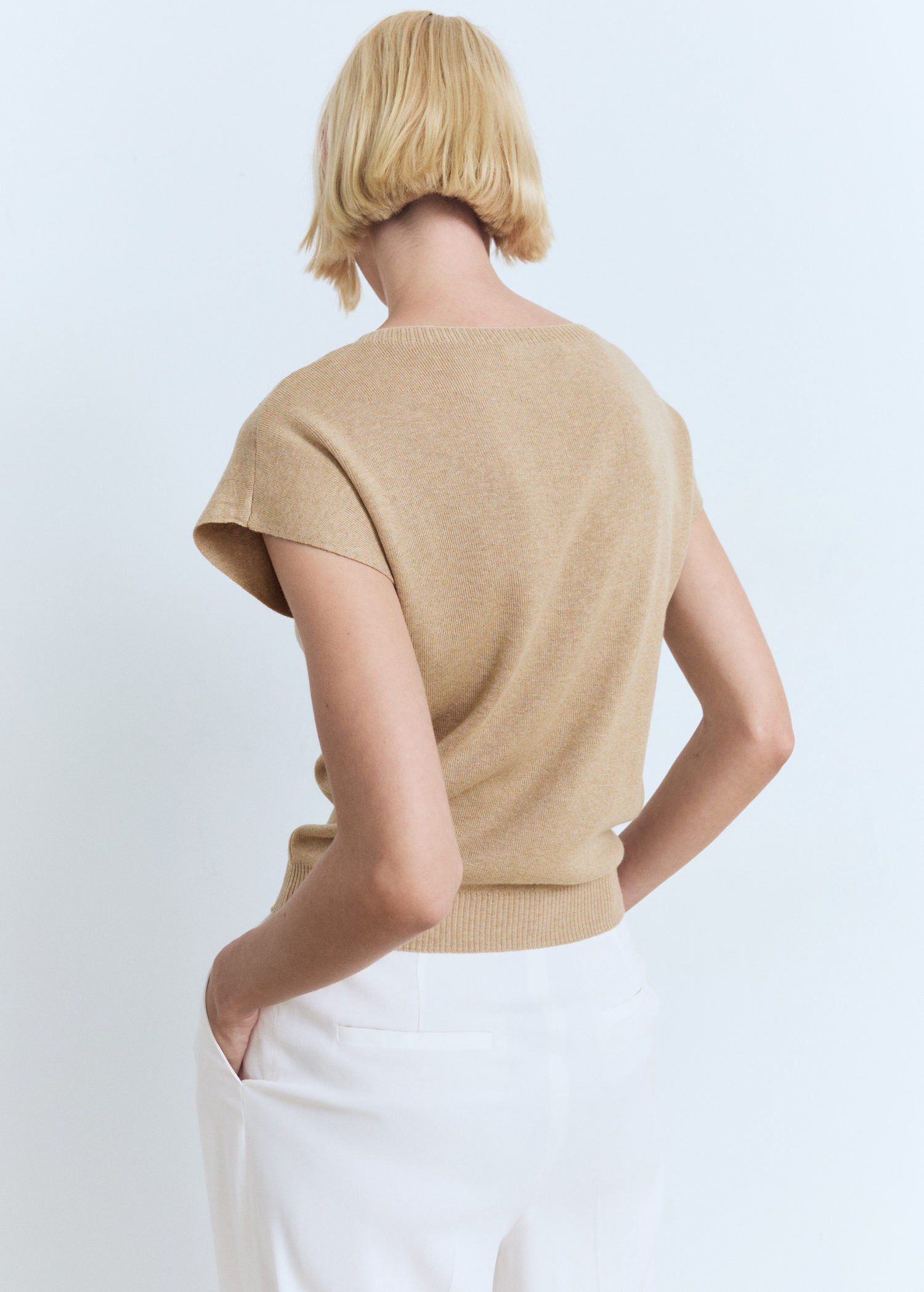 Sleeveless fine knit sweater