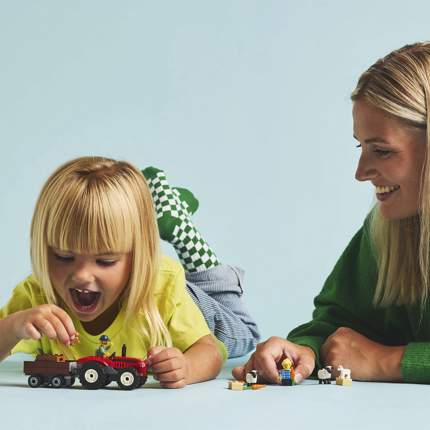 R&oslash;d traktor med anh&aelig;nger og f&aring;r 60461