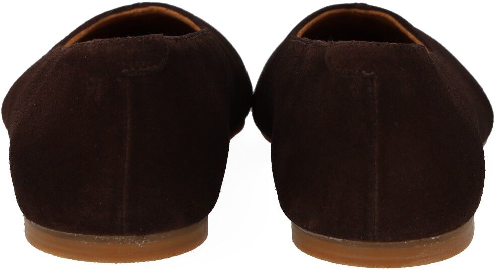 Ballerina med centreret dekorativ stikningsdetalje