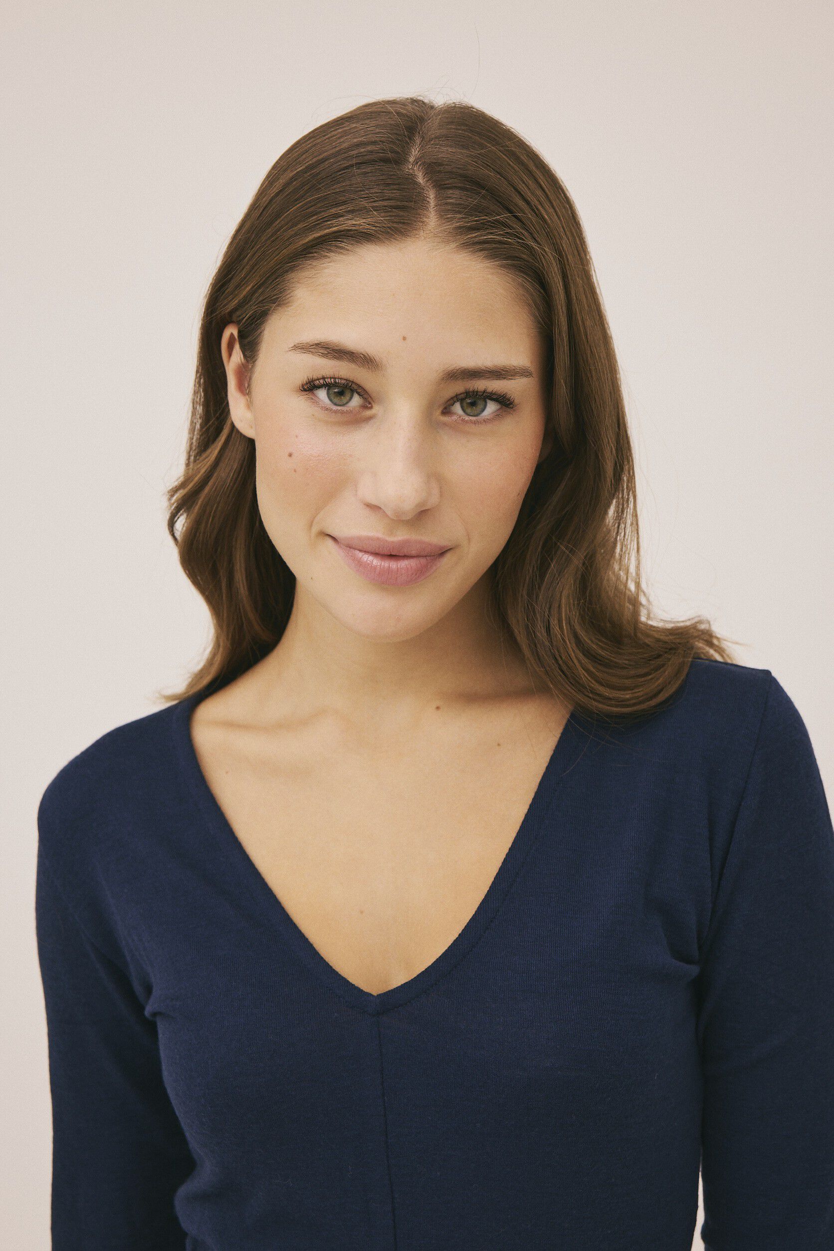 Cilla 16 V-halset bluse - 100% merino wool RWS