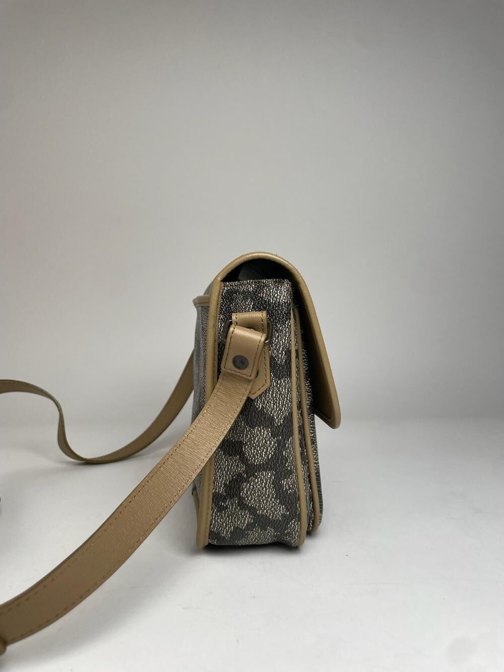 Yves Saint Laurent Shoulder Bag