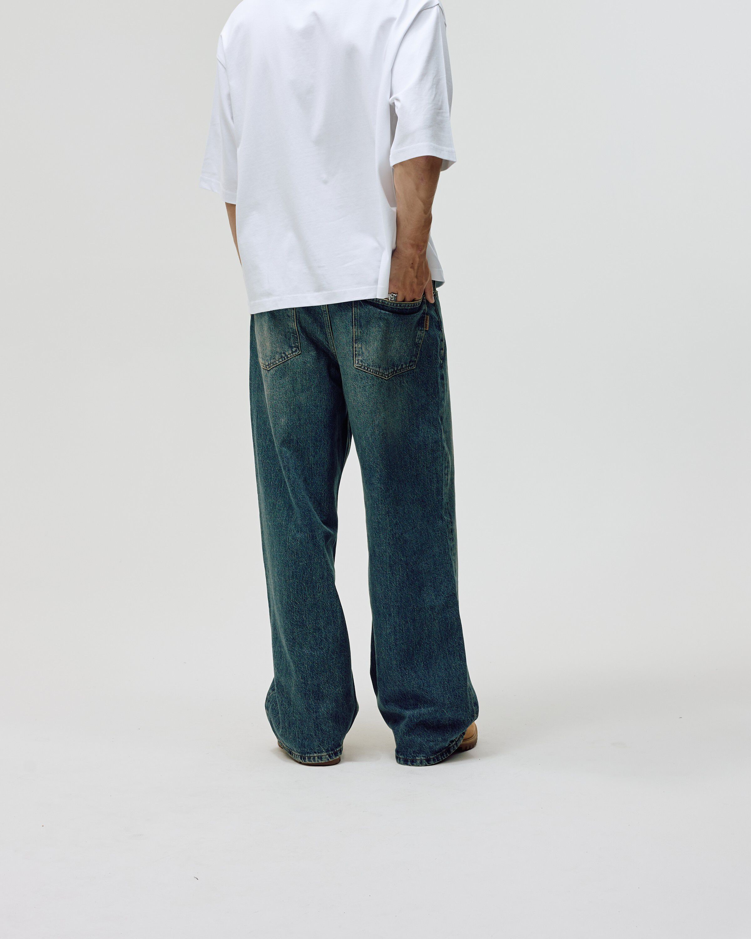 LOOSE FIT JEANS