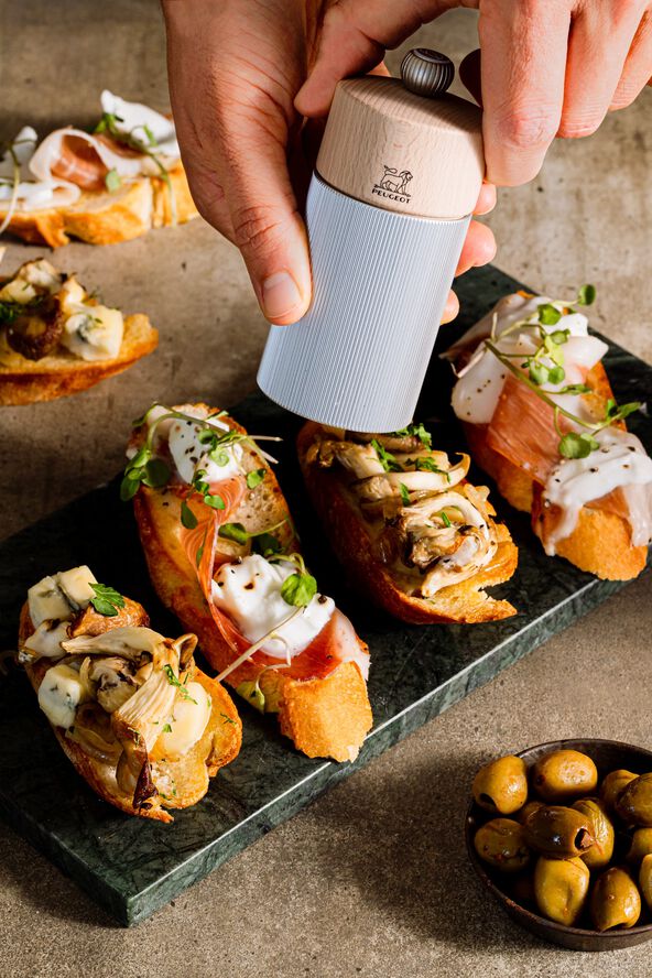 "Pepperkvern Line 12 cm Natur/grå Aluminium/Bøk"