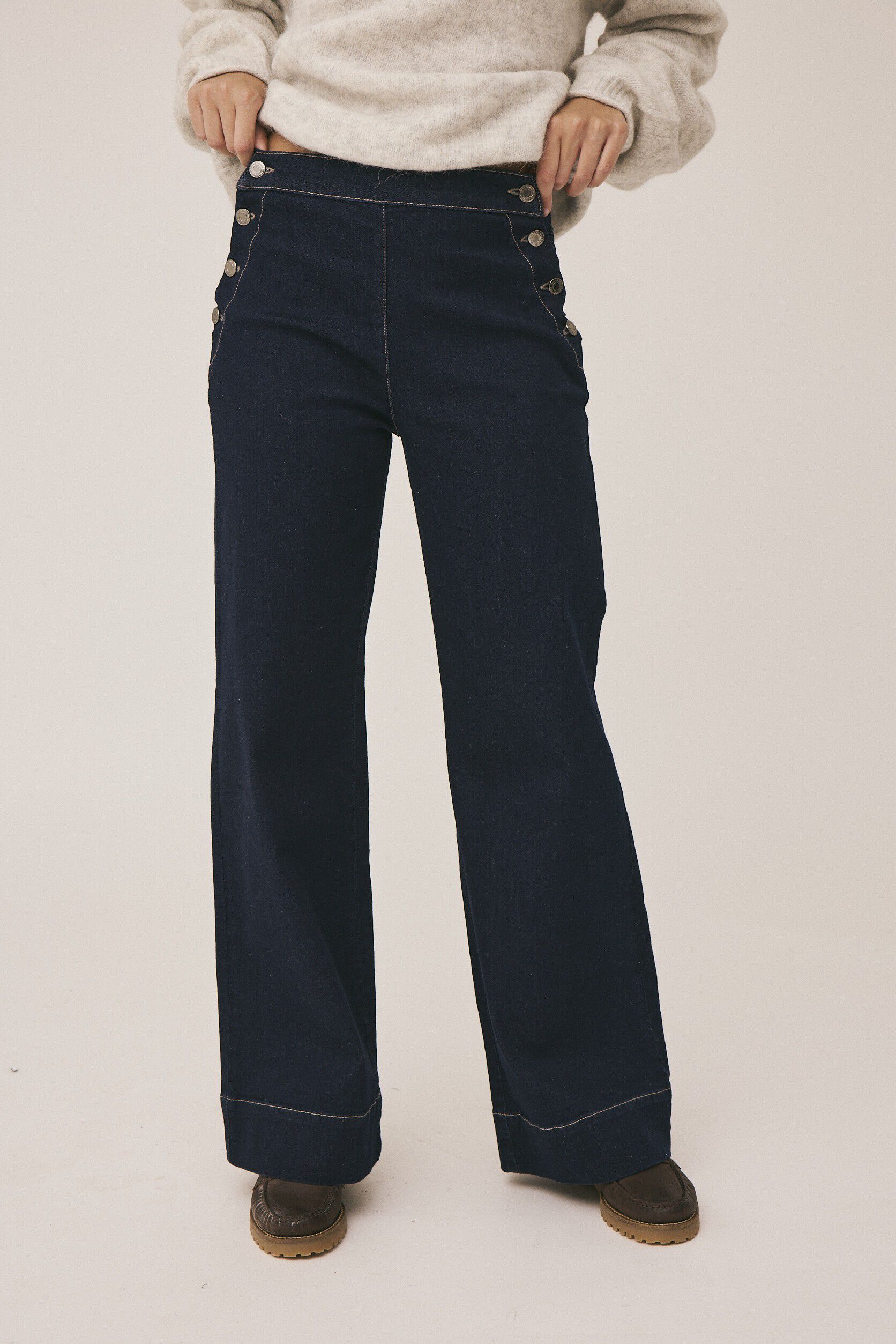 Esther 7 Bukser med lige ben med knappe detalje - GOTS