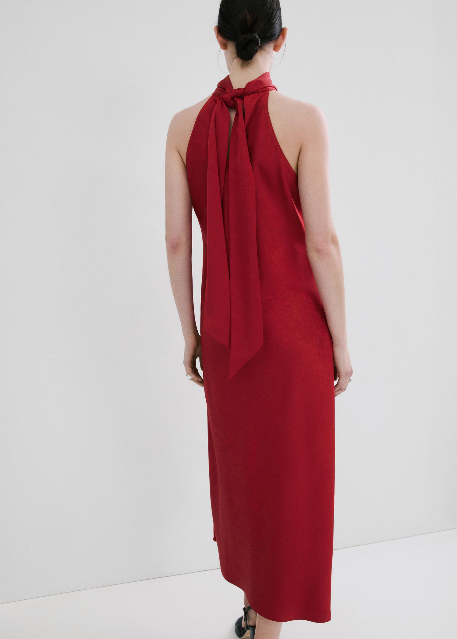 Halter-neck dress with bow