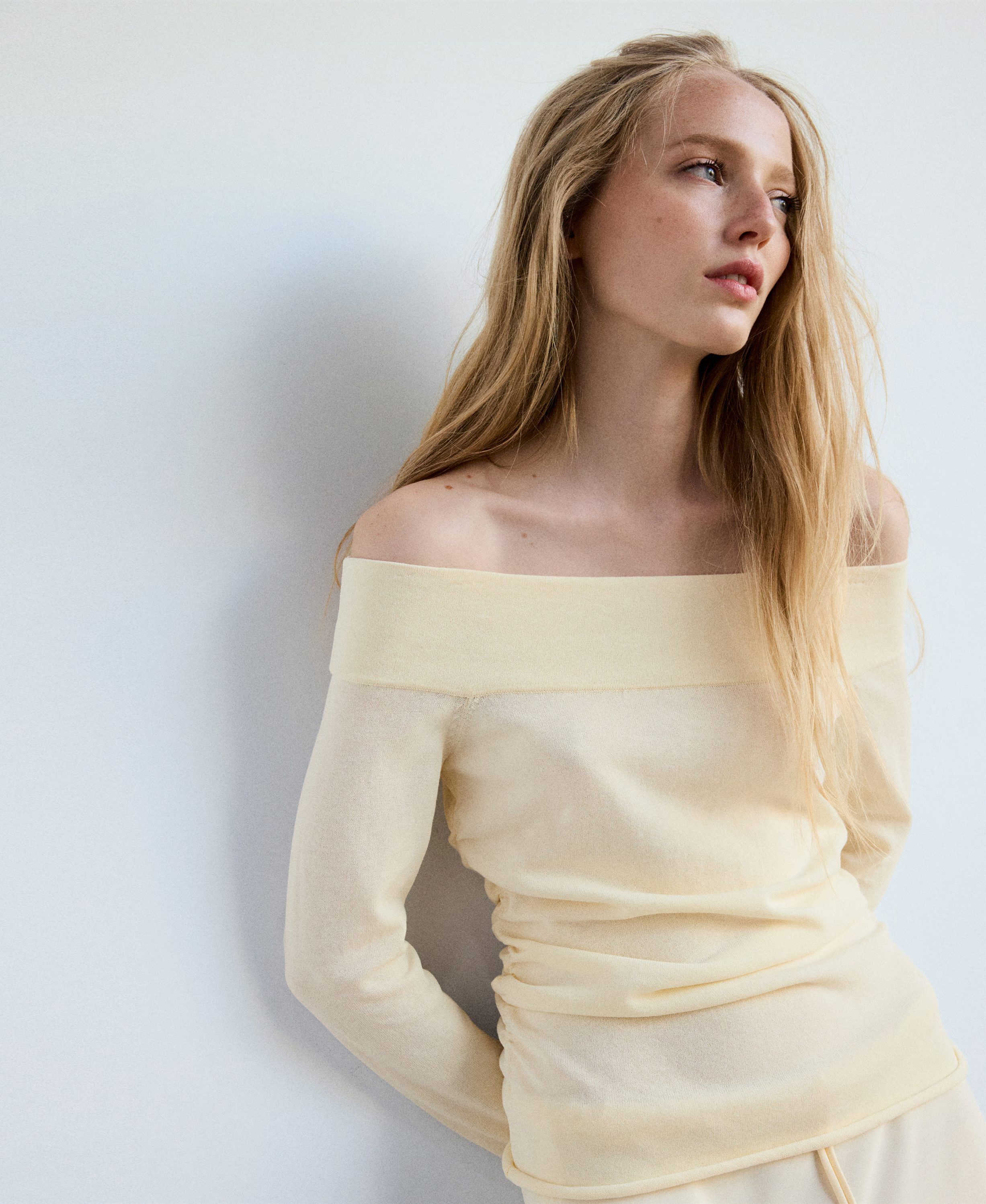 Off-the-shoulder knitted sweater
