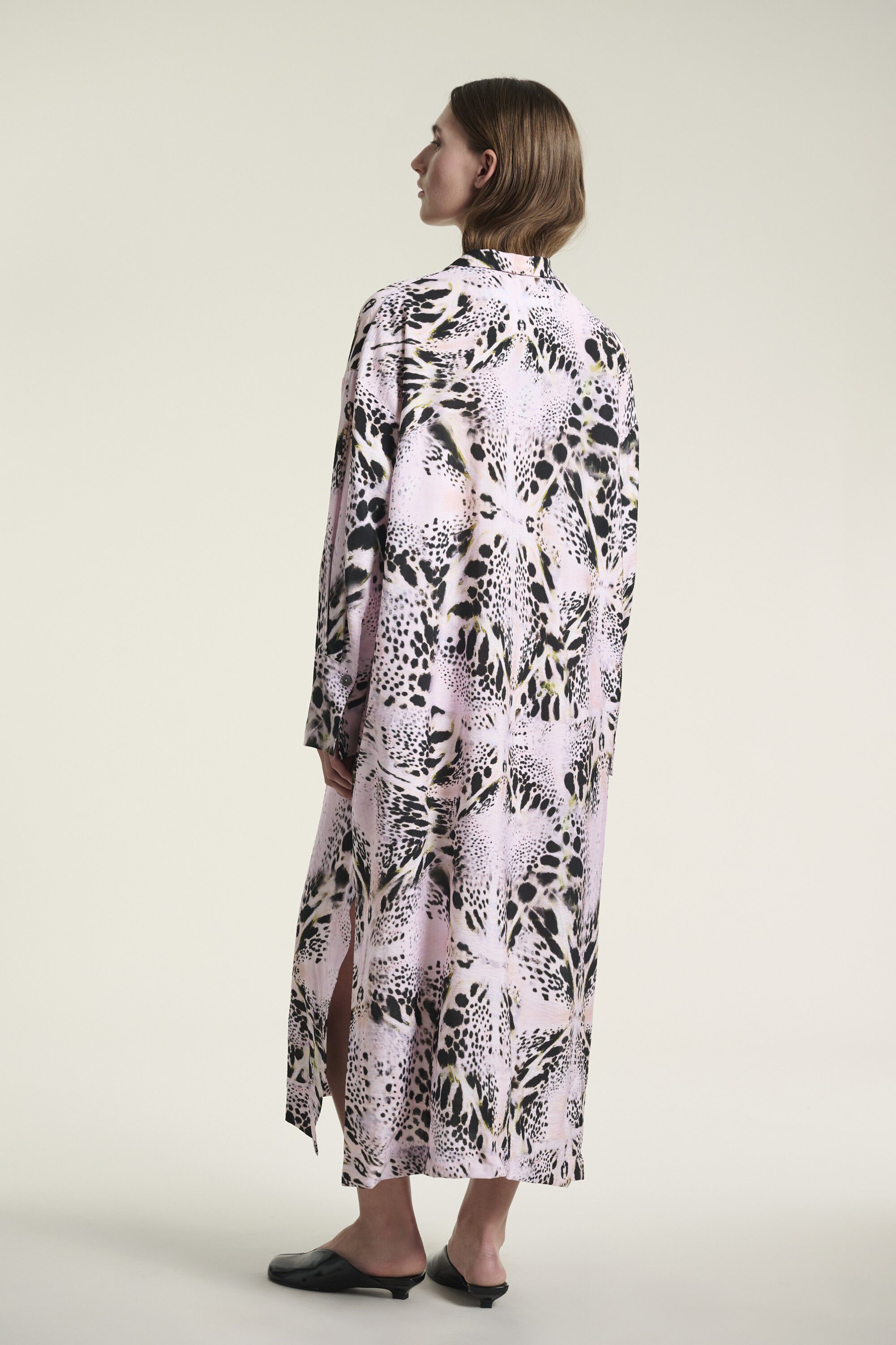 Tsuki kjole med v-hals