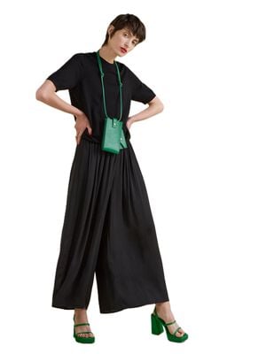 Fine-knitted top with round necklin