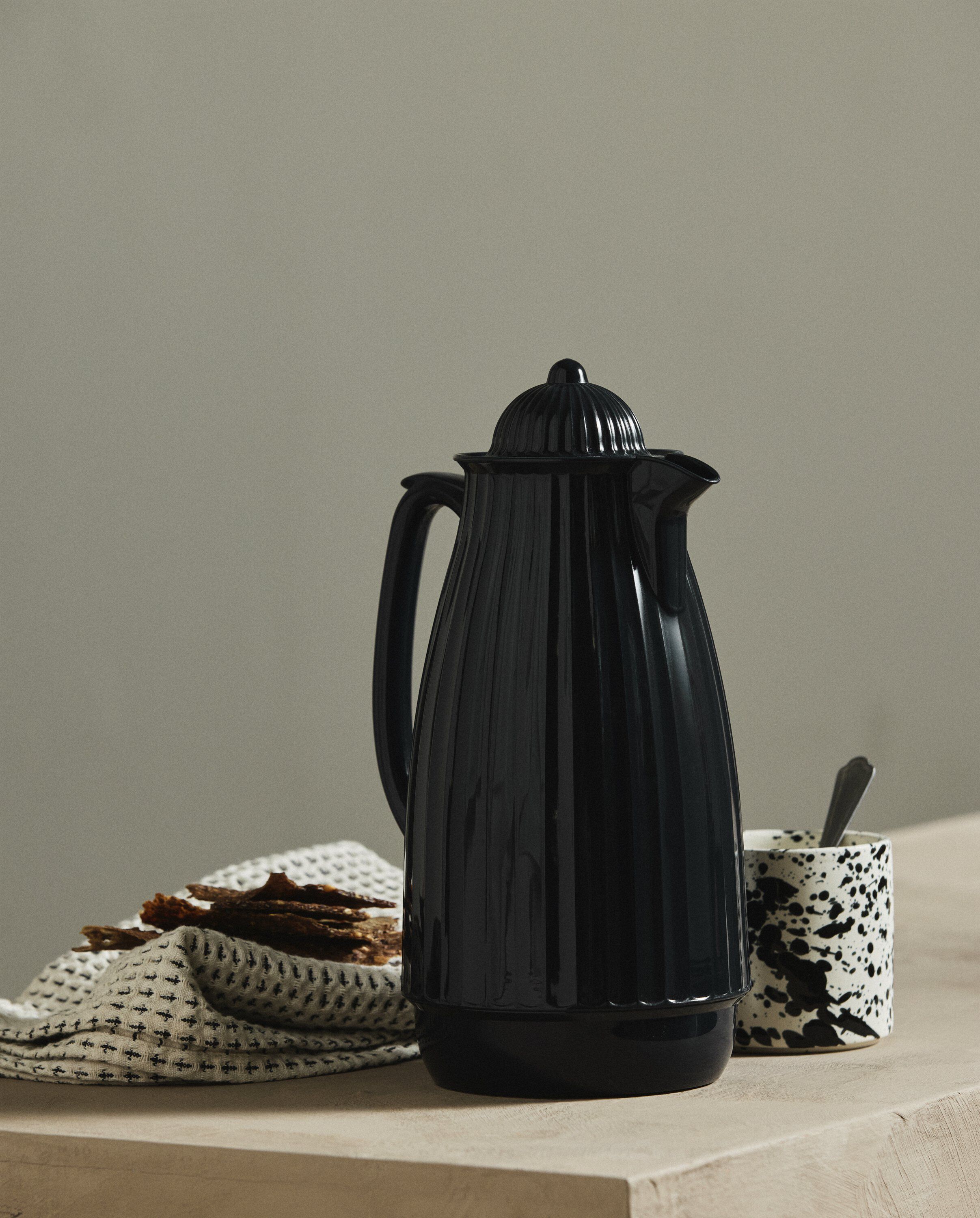 CARVI Thermos Jug - black