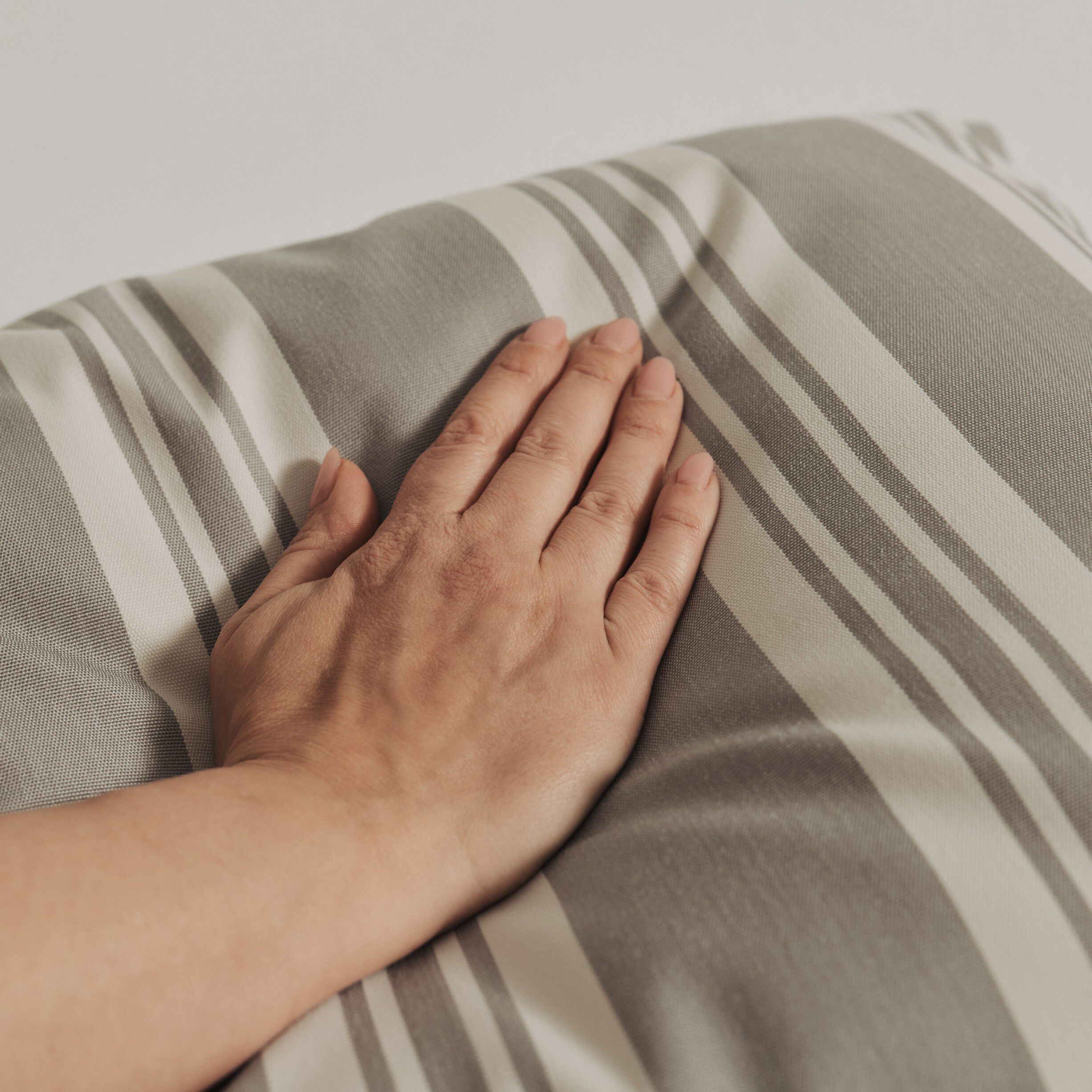 Fossflakes utomhuskudde 50x50 cm. Gr&aring; randig