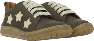 Sneaker med stjerneapplikationer