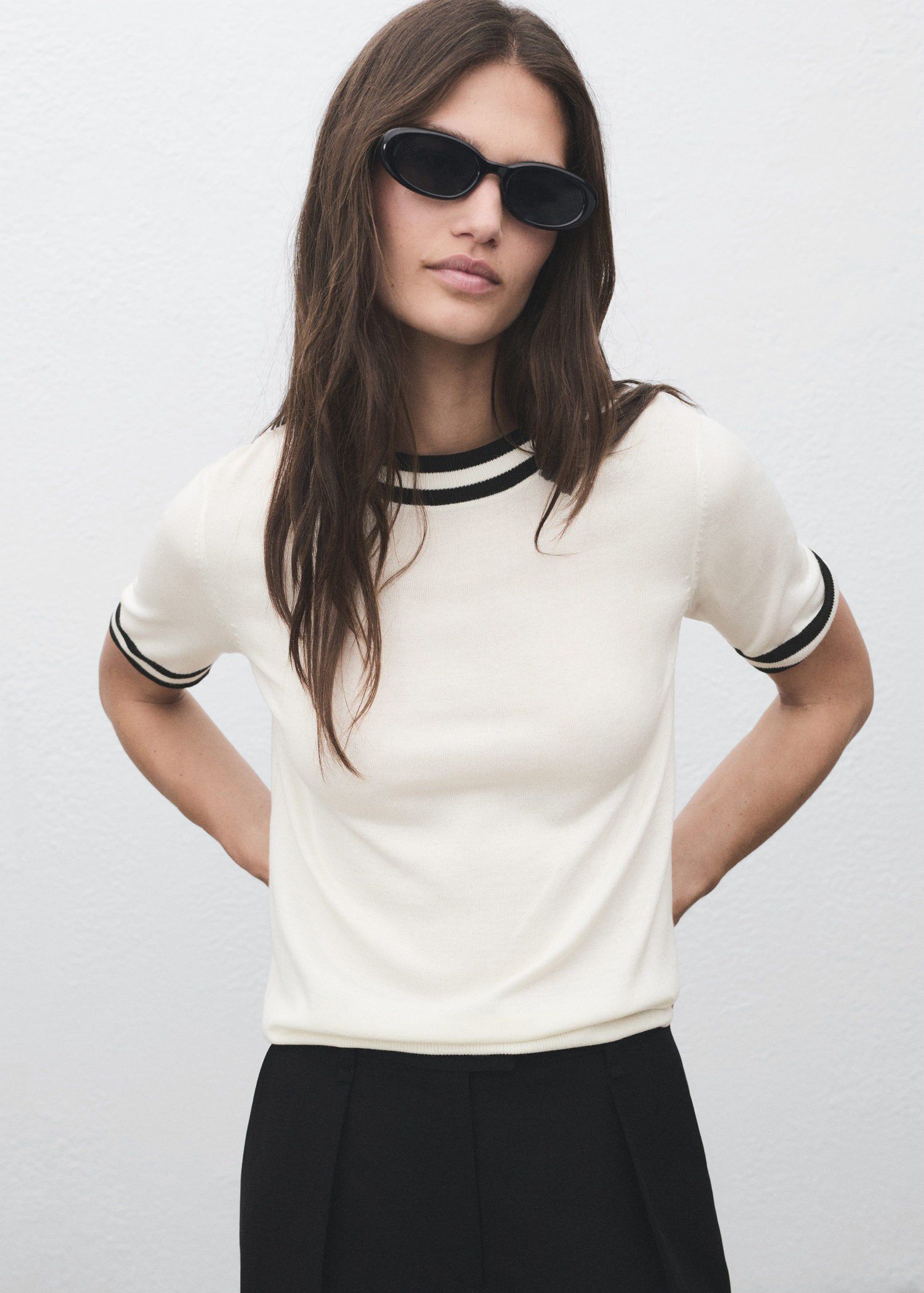 Short-sleeved sweater with contrast