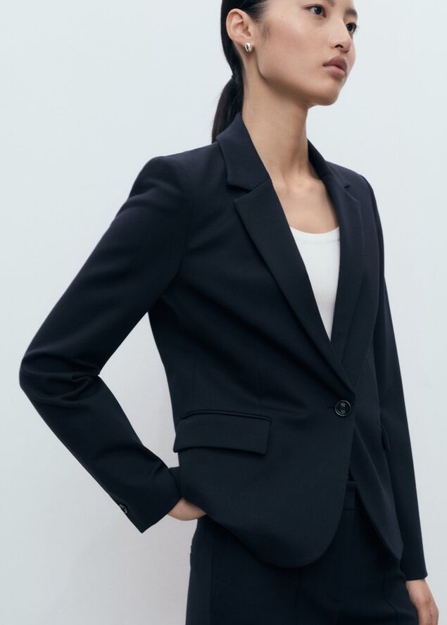 Fitted suit jacket