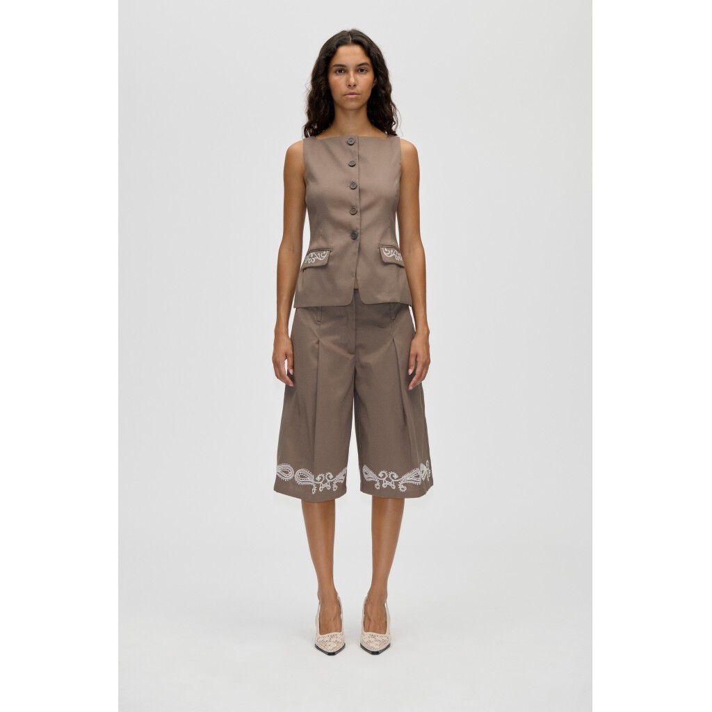 2492 Embroidered Canvas, Pleated Eyelet Bermuda