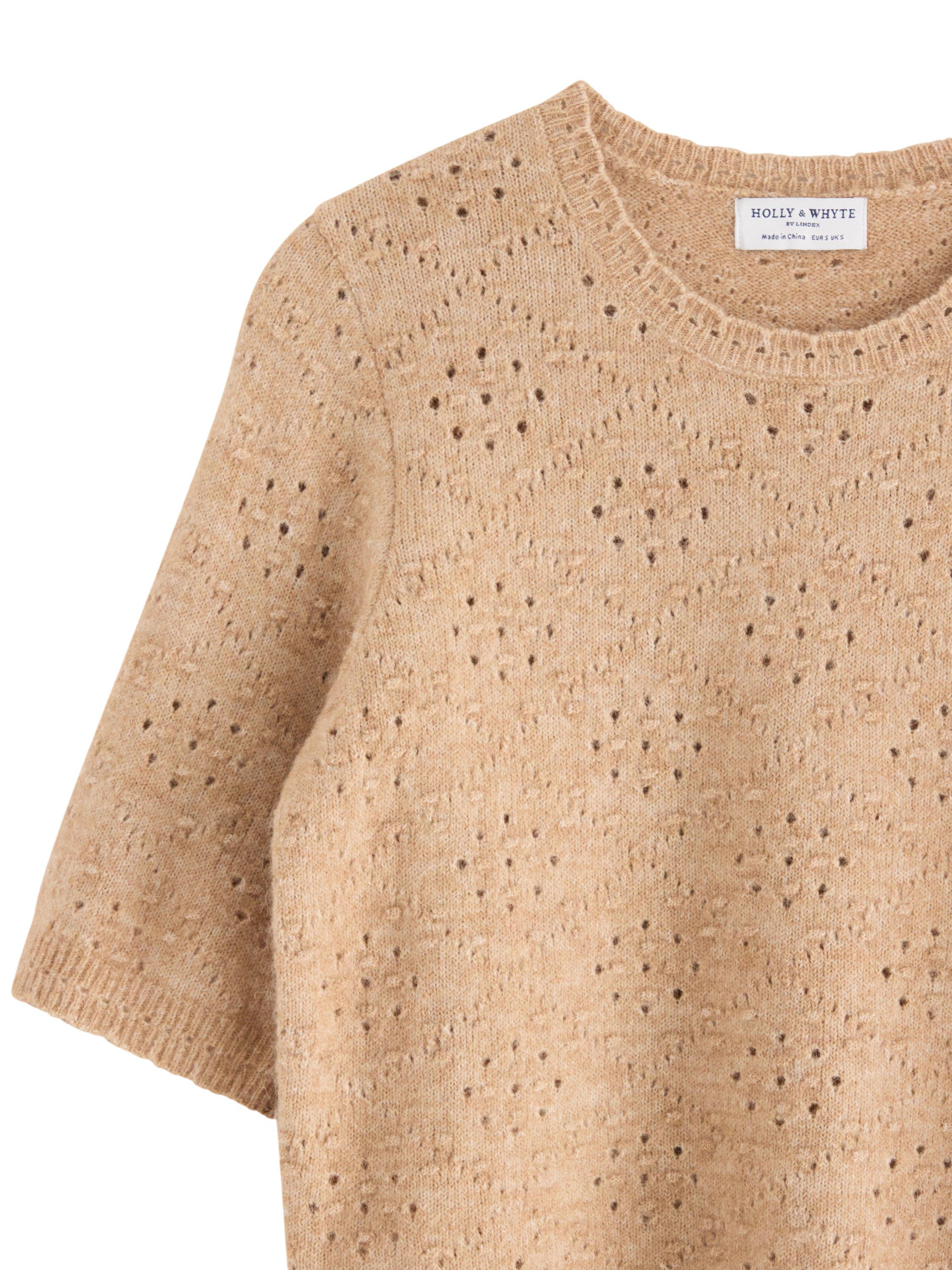 Mjuk, kort&auml;rmad tr&ouml;ja med ett hel