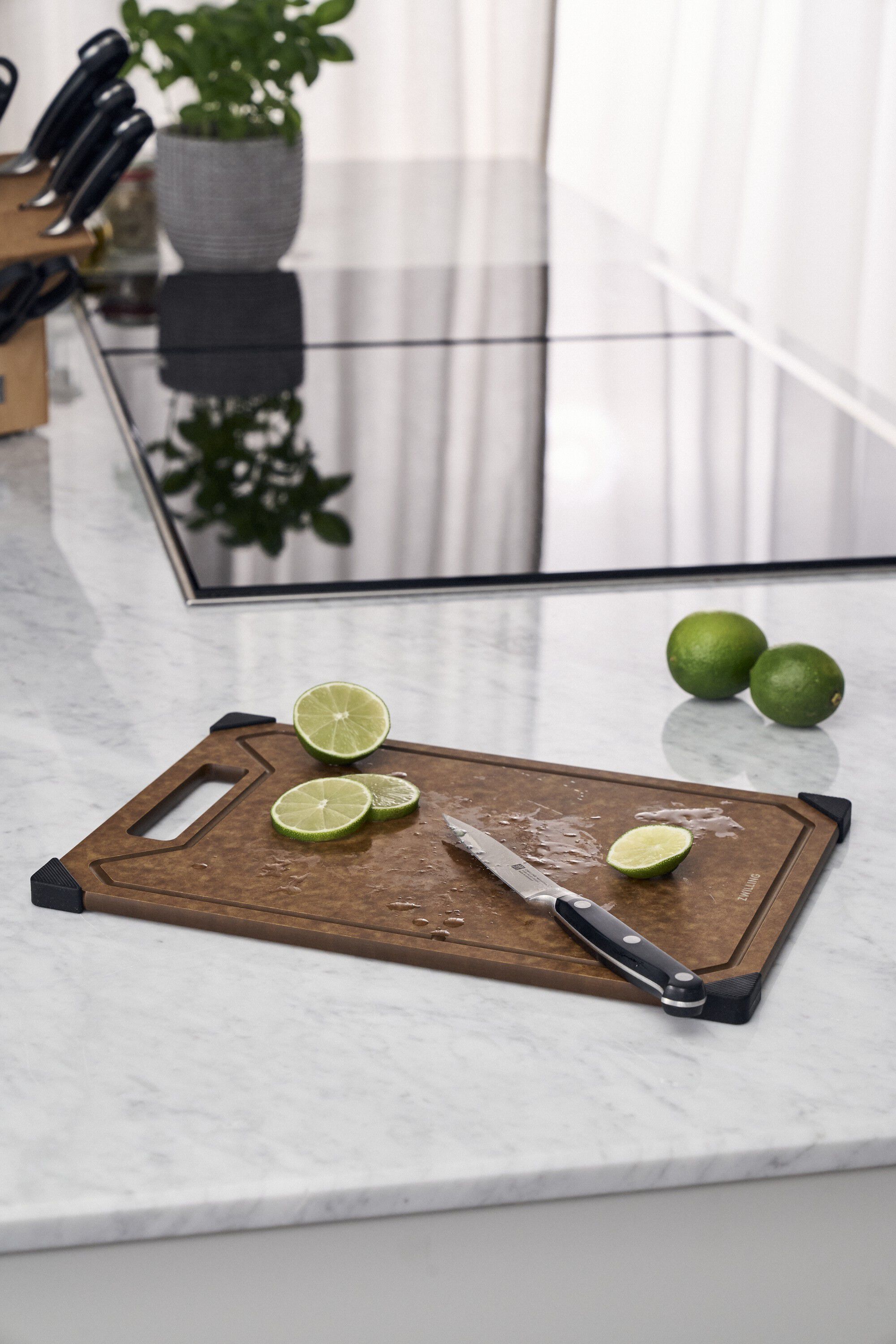 42 cm x 30 cm, Sk&auml;rbr&auml;dor, Brun-Svart