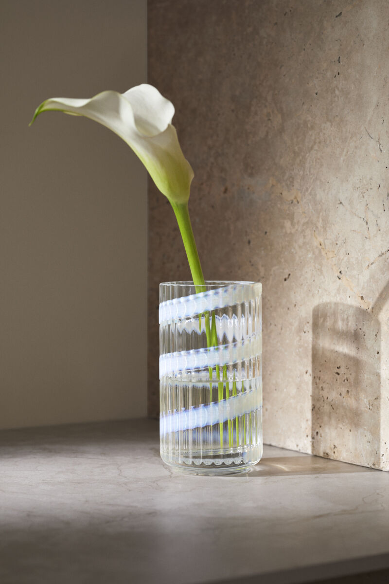 Lyngby Vase H15. 5 cm swirl hvid mundbl&aelig;st glas