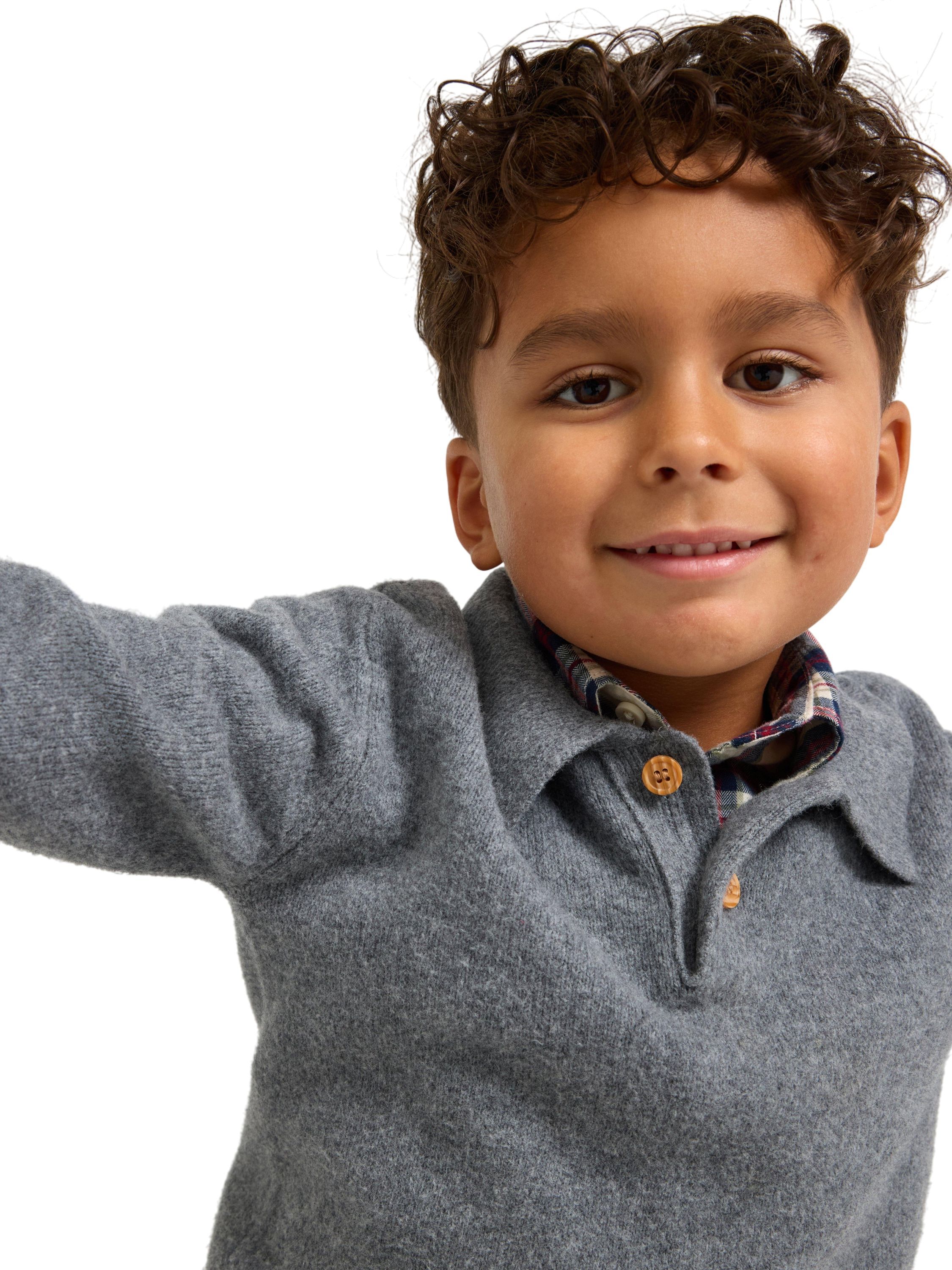 Finstrikket genser med krage og kna