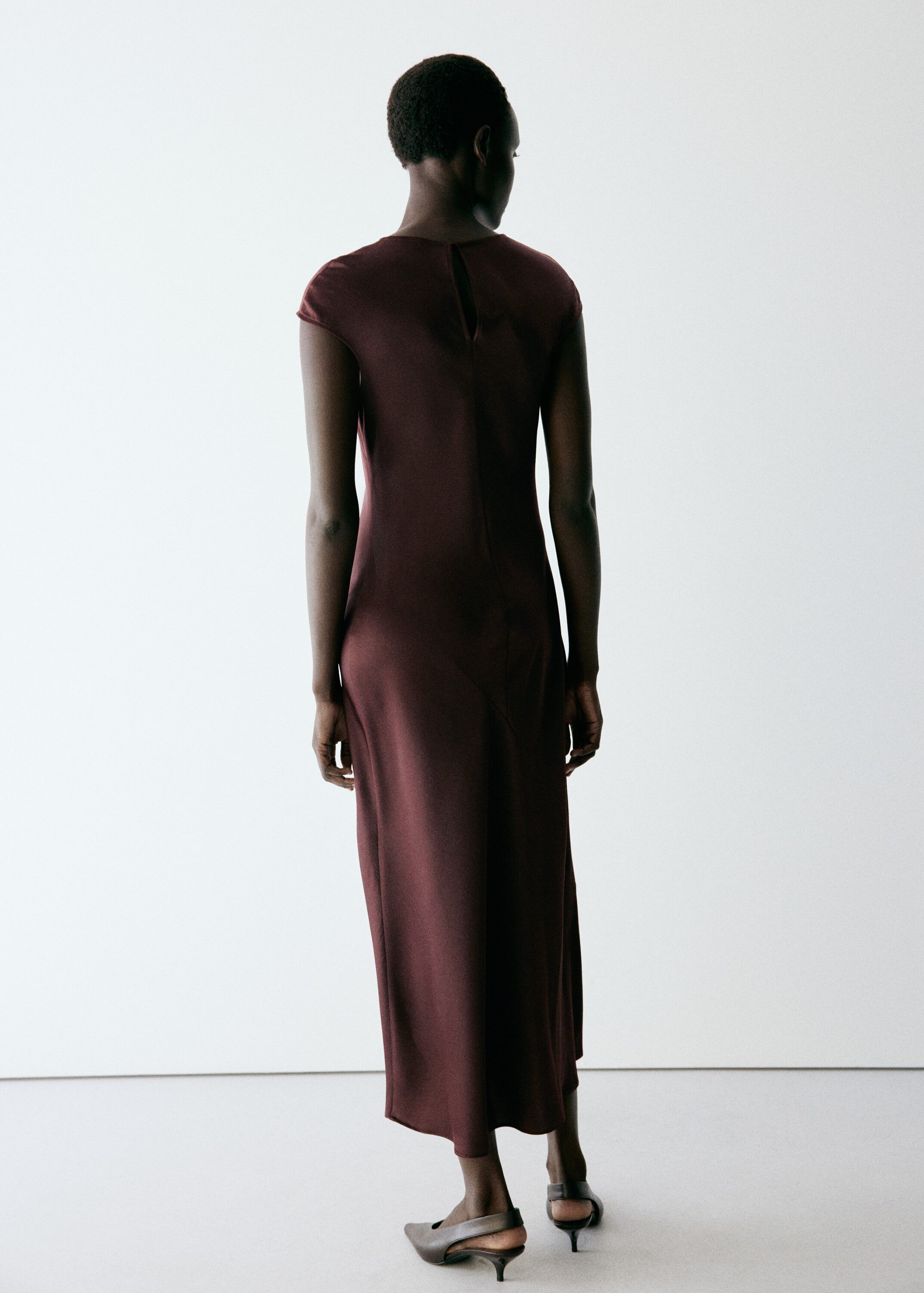 Midi dress with a round neck
