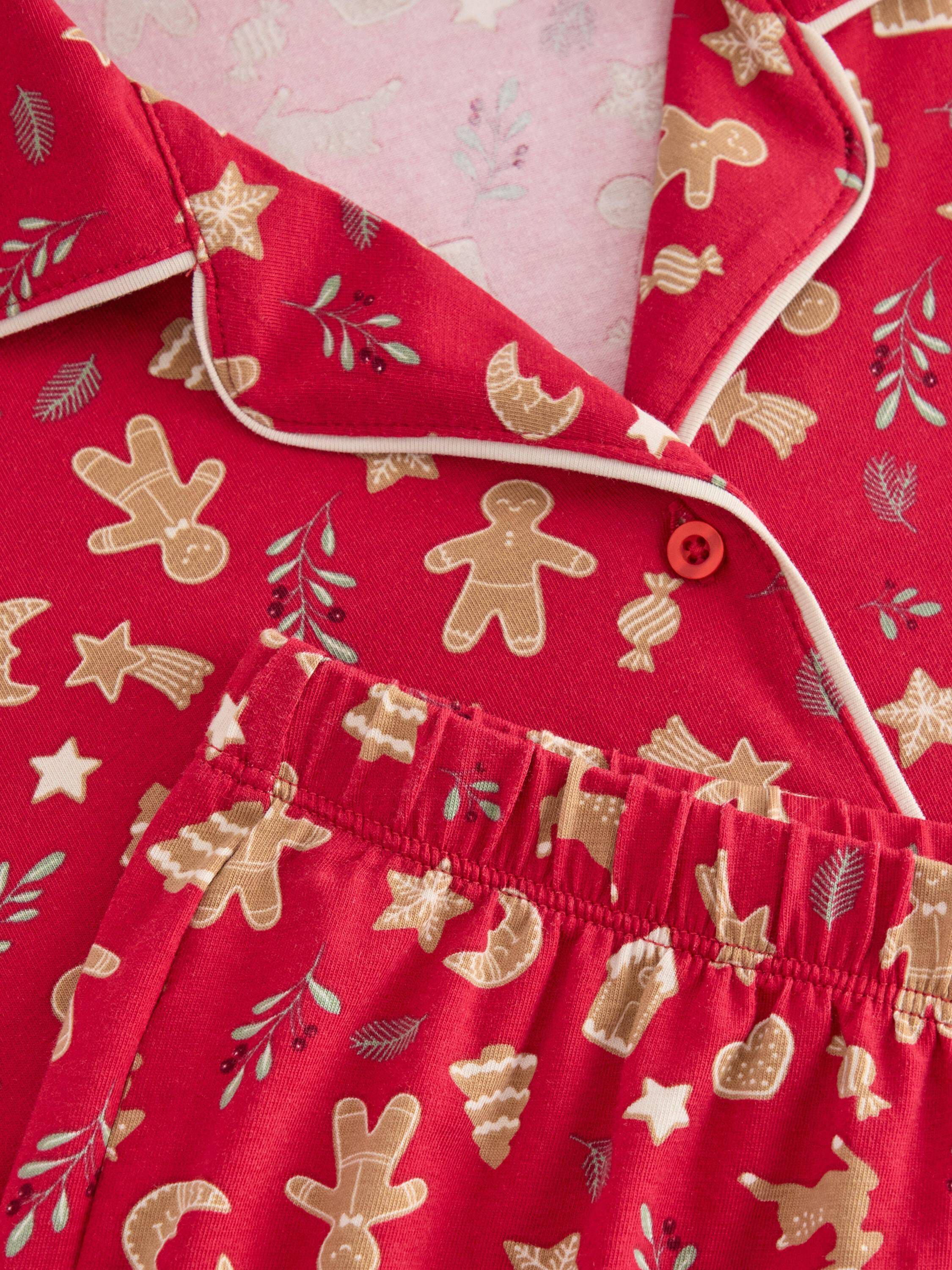 Bl&oslash;dt pyjamass&aelig;t i bomuld med en sk