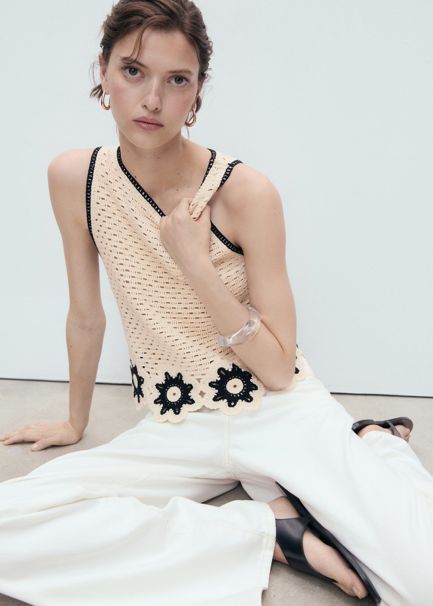 Crochet top with floral finishes