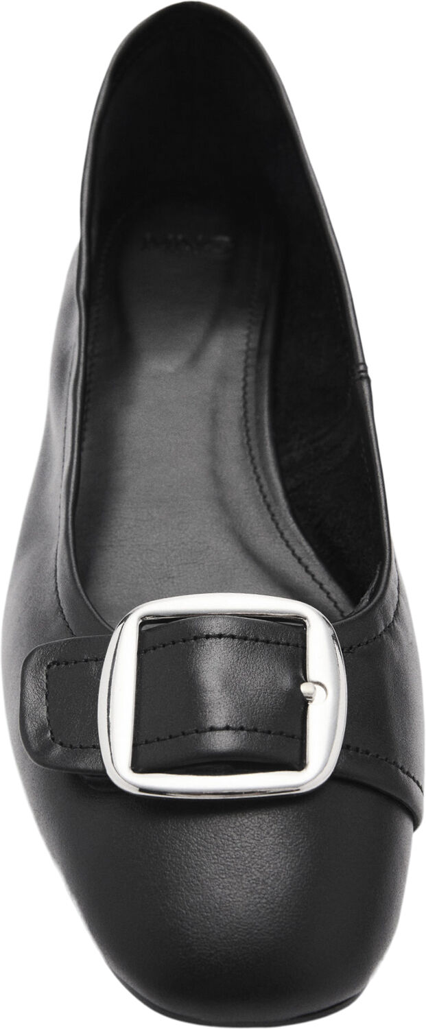 Buckle leather shoes